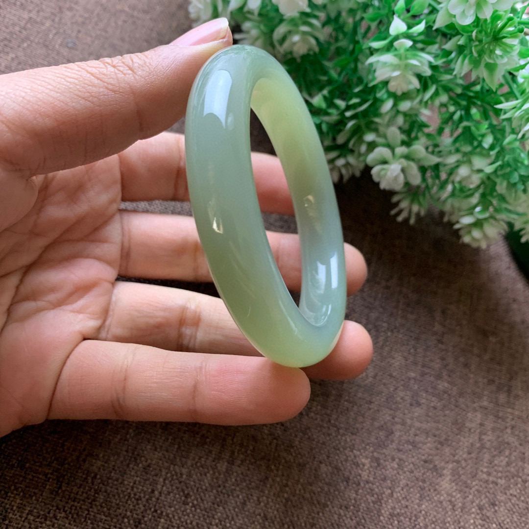 和田玉55圈口且末蓝手镯，玉质细腻油润 底色纯净 脂粉好，品质好