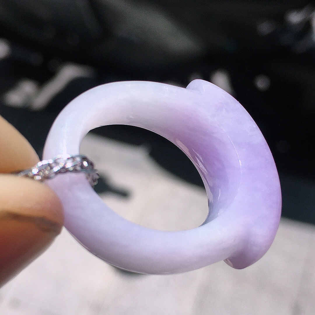 紫罗兰板指，色泽均匀艳丽，玉质细腻，荧光感超
强，饱满圆润，尽显优雅气质，