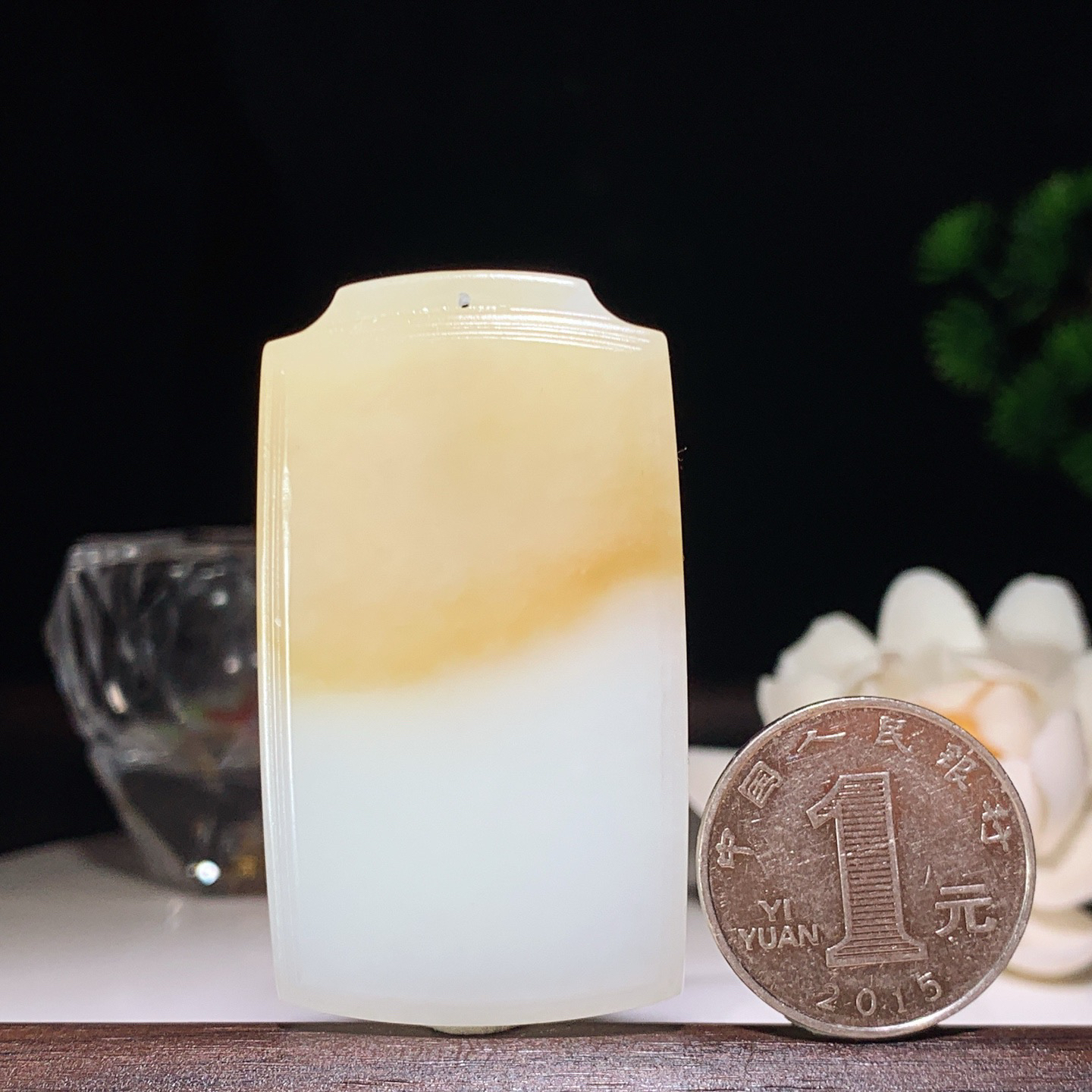 新疆和田玉且末糖平安无事牌挂件。尺寸56/32/9重43.8克。玉质细腻油润。手推出油。佩戴高端典雅。lt260313