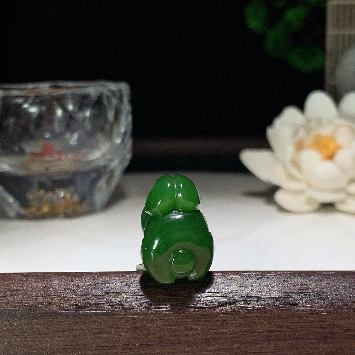 和田玉阳绿俄罗斯碧玉兔子挂件。尺寸20/14/20重9.6克。玉质细腻油润。手推出油。佩戴高端典雅。lt260310