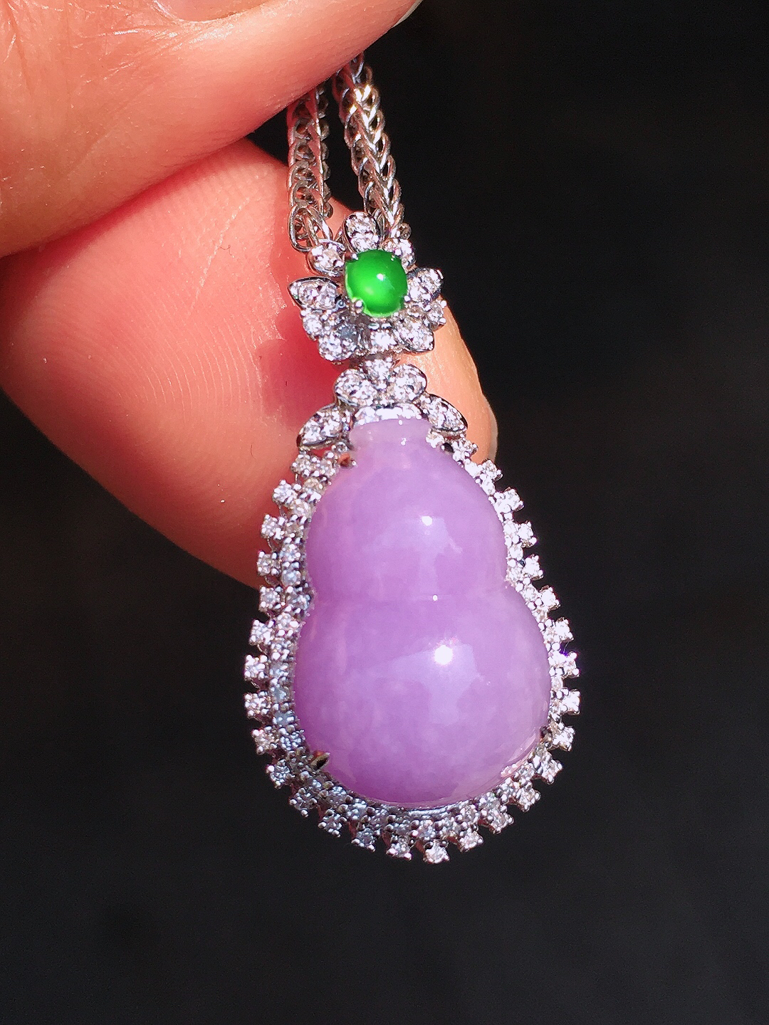 紫罗兰葫芦吊坠，色泽均匀艳丽，玉质细腻，荧光感超
强，饱满圆润，尽显优雅气质，18k
金豪华镶嵌