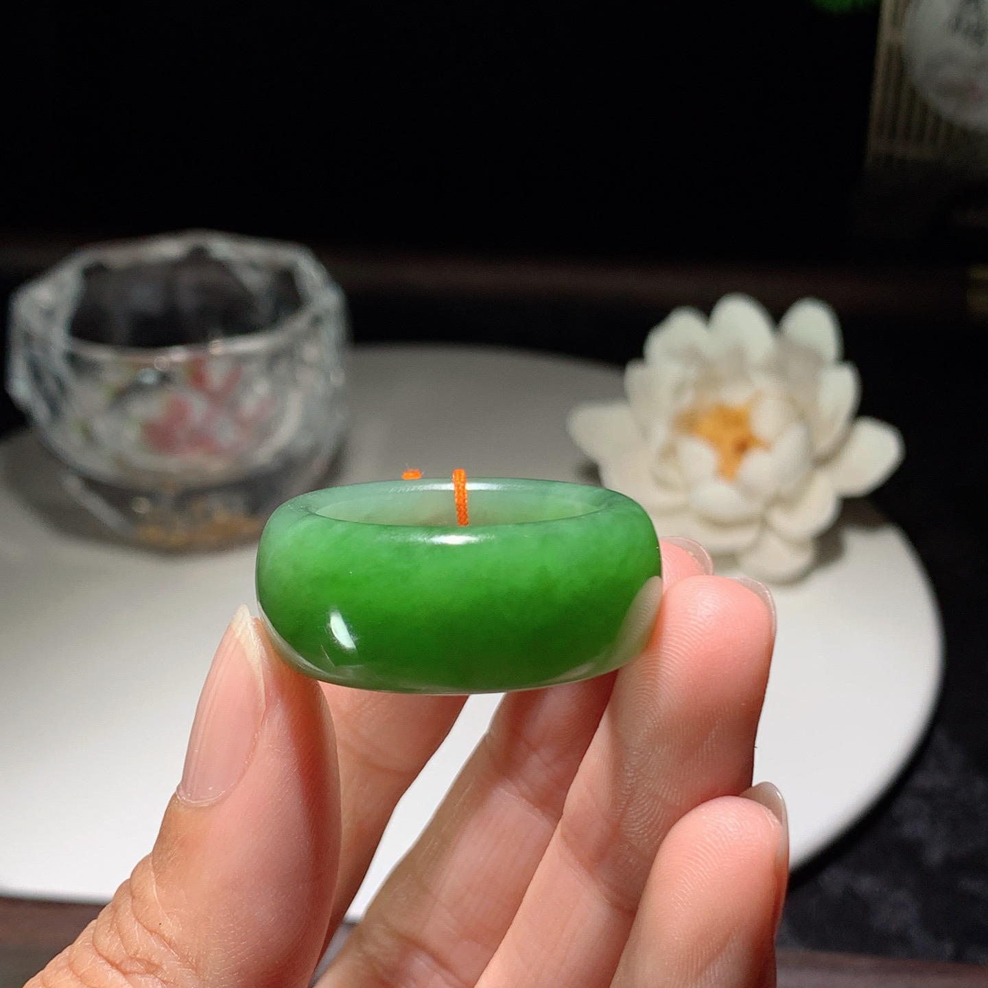 和田玉阳绿俄罗斯碧玉扳指挂件。内径23尺寸12/5重13.5克。玉质细腻油润。手推出油。佩戴高端典雅。lt260310