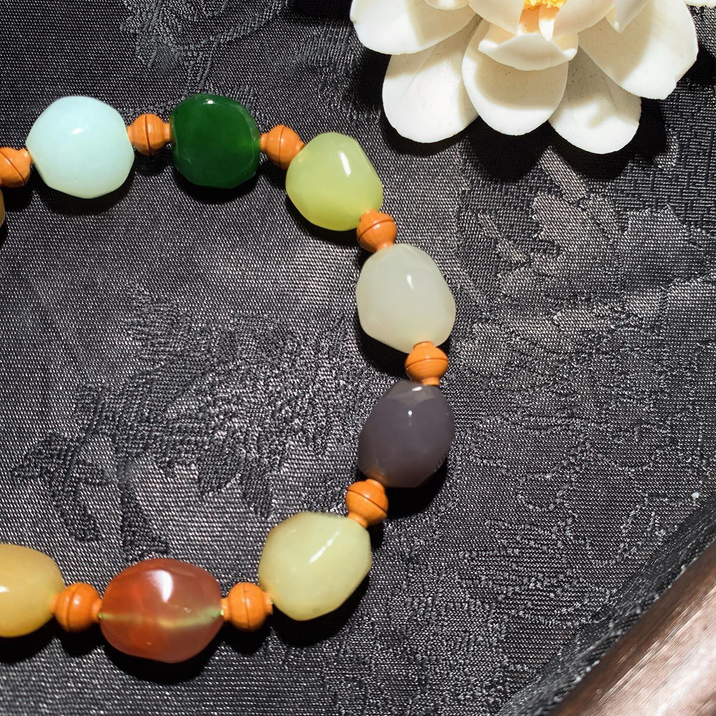 新疆和田玉且末糖随形多宝手串！单颗尺寸12/9！玉质细腻油润。手推出油。佩戴高端典雅。lt26031