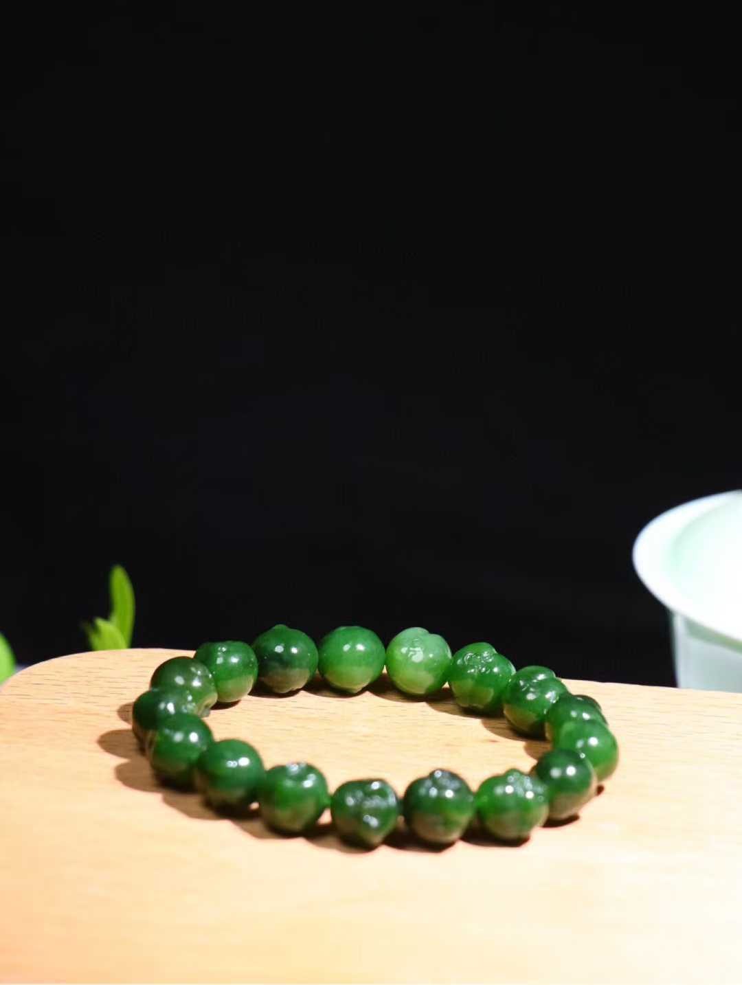 【佛佑众生】

精品和田玉碧玉佛头手串，七号矿老料 玉质温润细腻，油性十足，精雕佛像，面容慈祥，憨态