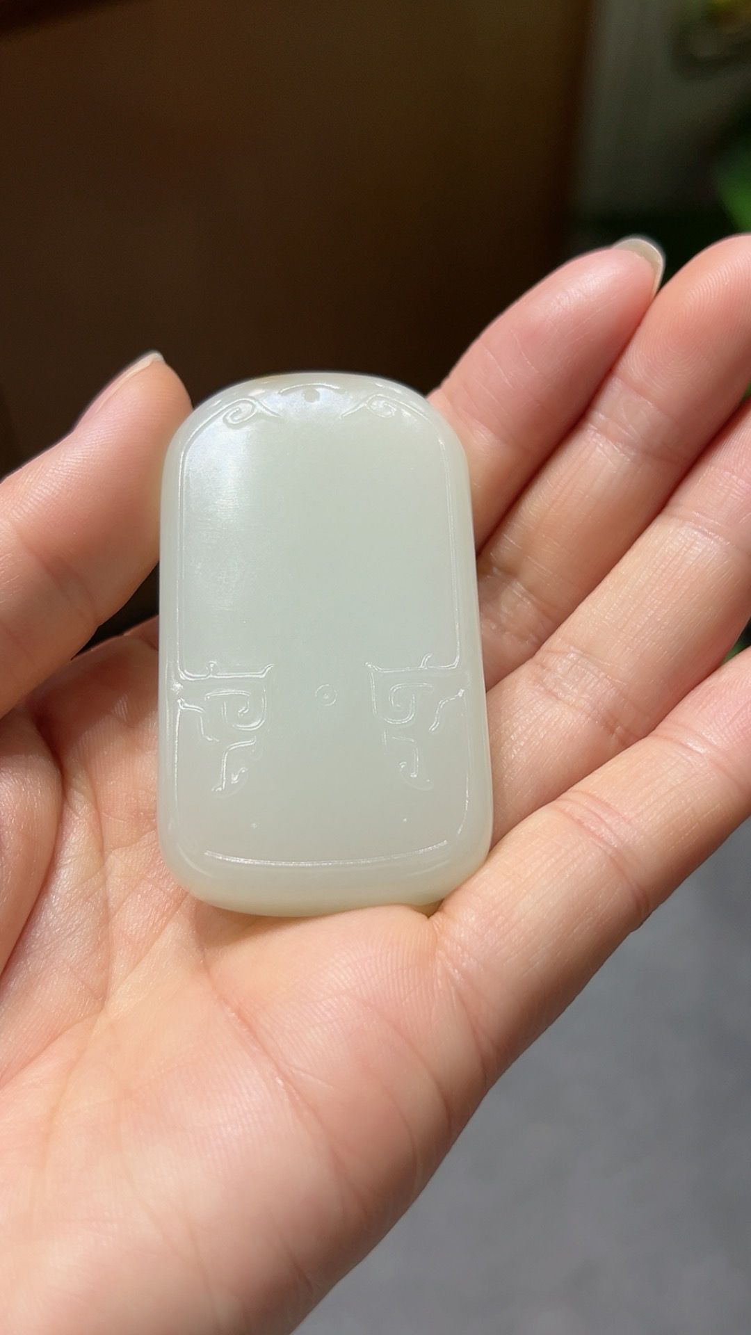 籽料｜秋梨皮｜平安牌

重56.3克 尺寸58*32*12m m