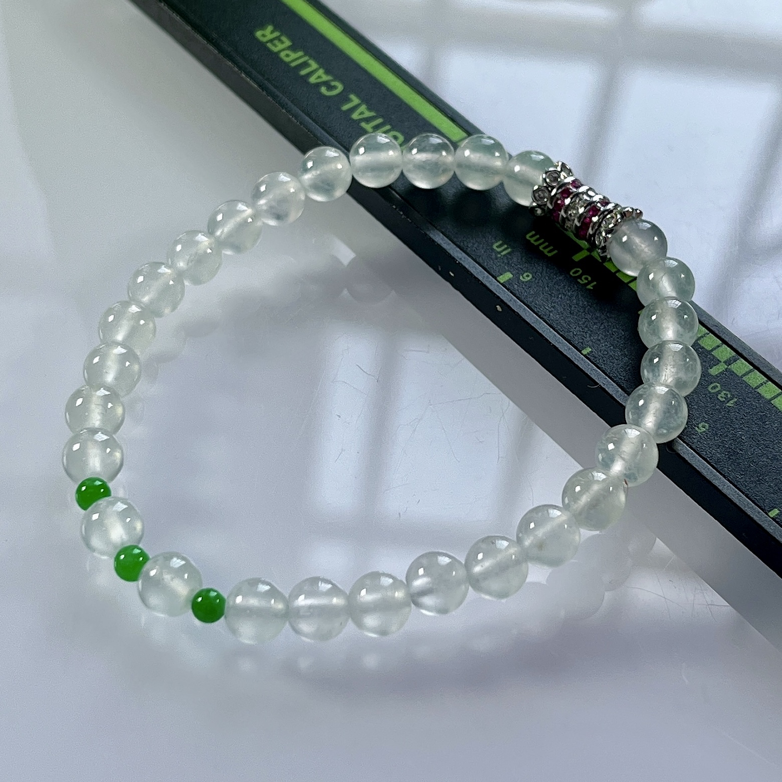 缅甸天然翡翠A货，卡5.8玻璃种起光起胶圆珠手串手链，尺寸：白珠5.8mm/28颗，小绿珠3mm/3颗，长度175mm，重量：11.12g