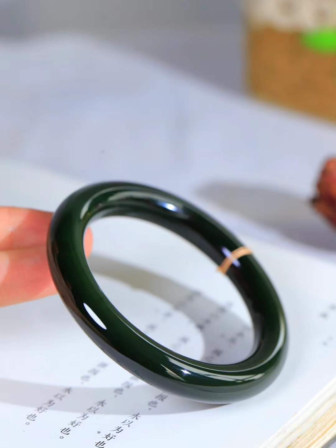 【玉佳人·手镯】

精品和田玉碧玉圆条手镯 ，玉质细腻油润，做工细致精美，端庄素雅，亭亭玉立，芊芊素手。芊芊素手，怎能忘镯？秀美圆条，更显婀娜。内径59.5mm 尺寸11-10.8mm重66克69381300T