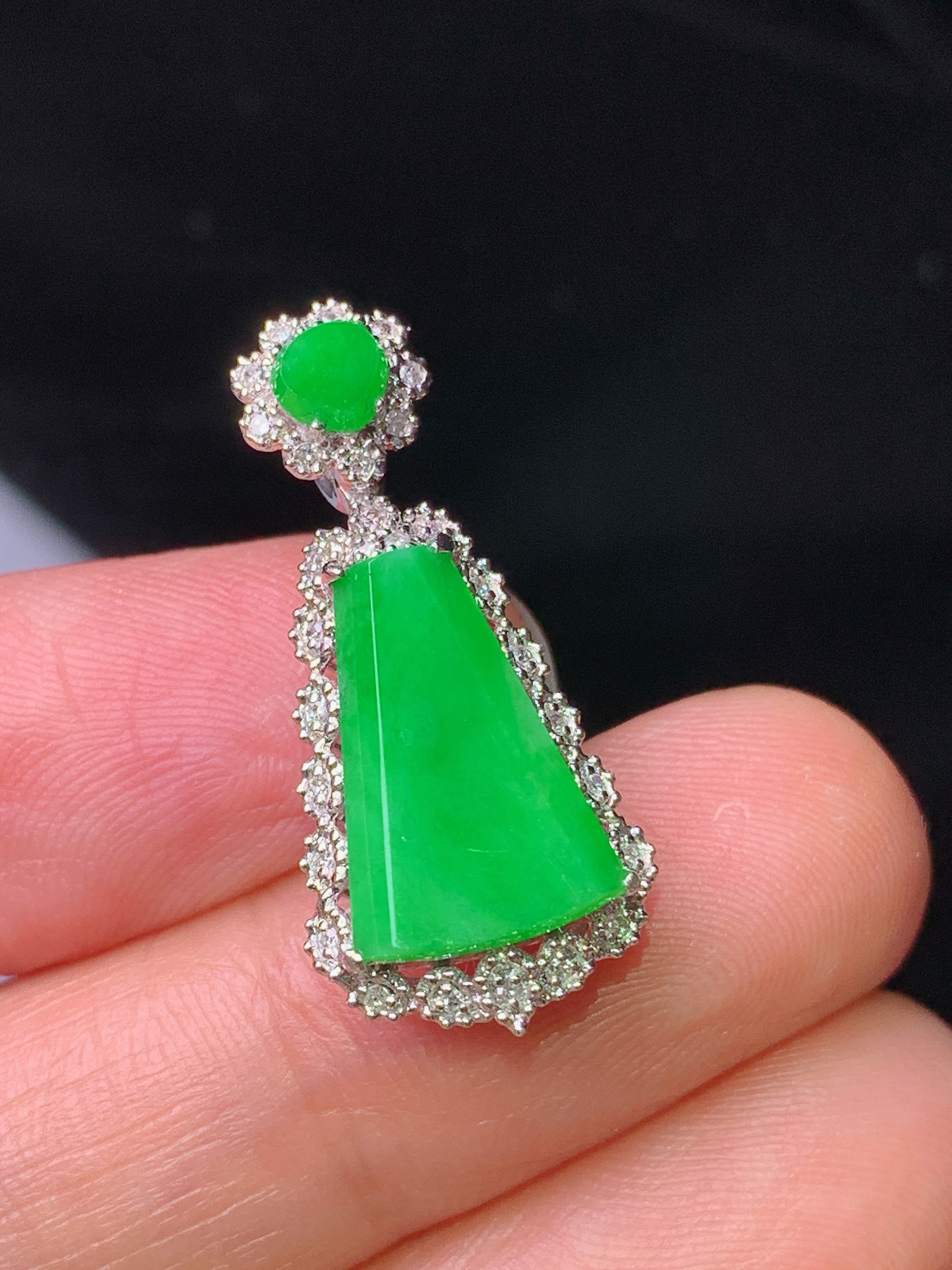 18k金钻镶嵌翠绿无事牌吊坠 玉质细腻 色泽艳丽 整体尺寸26.5*12.2*7x2