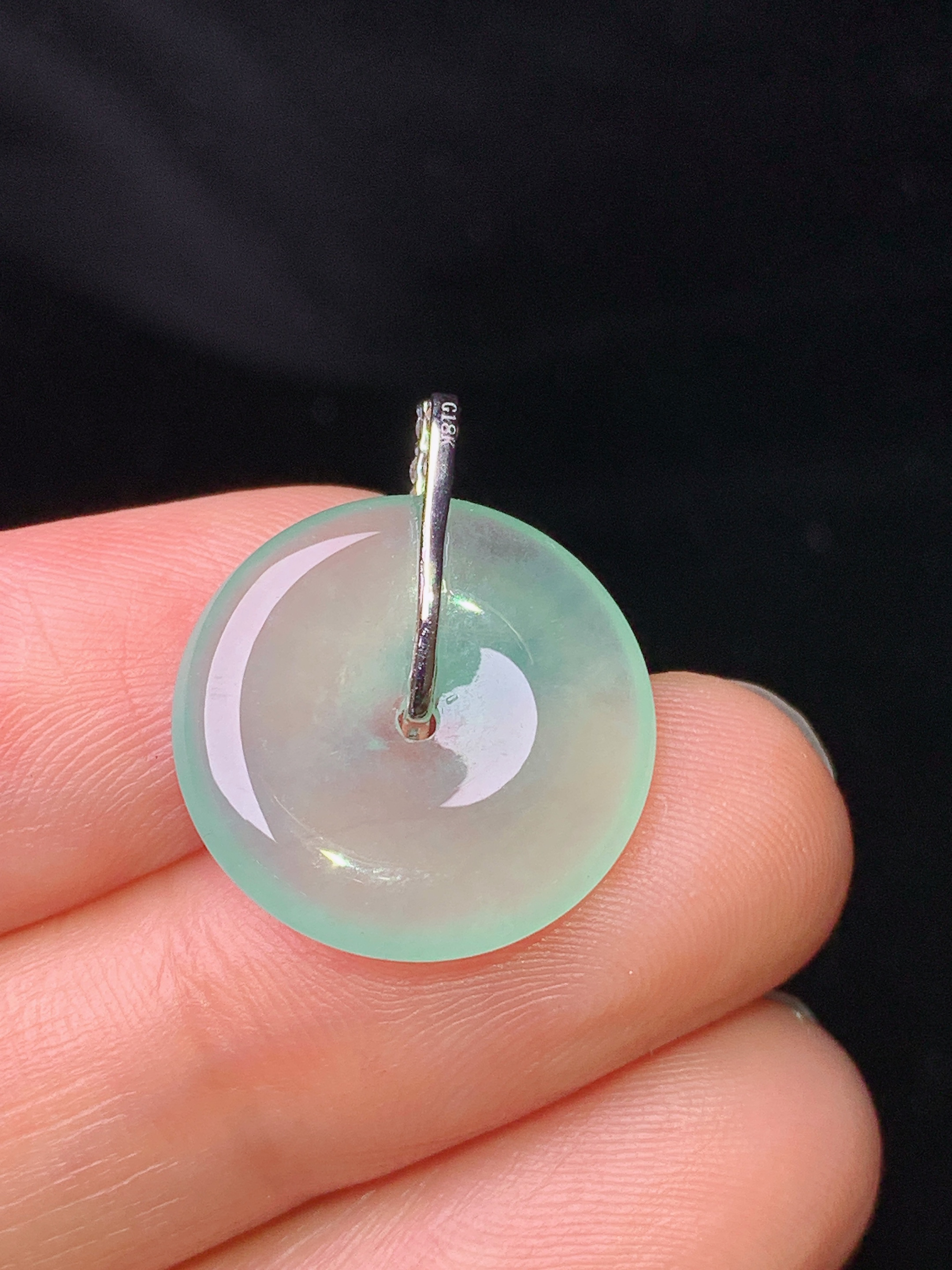 18k金钻镶嵌冰种平安扣吊坠 玉质细腻 色泽艳丽清新 水润亮眼 整体尺寸21.3*17*3.3