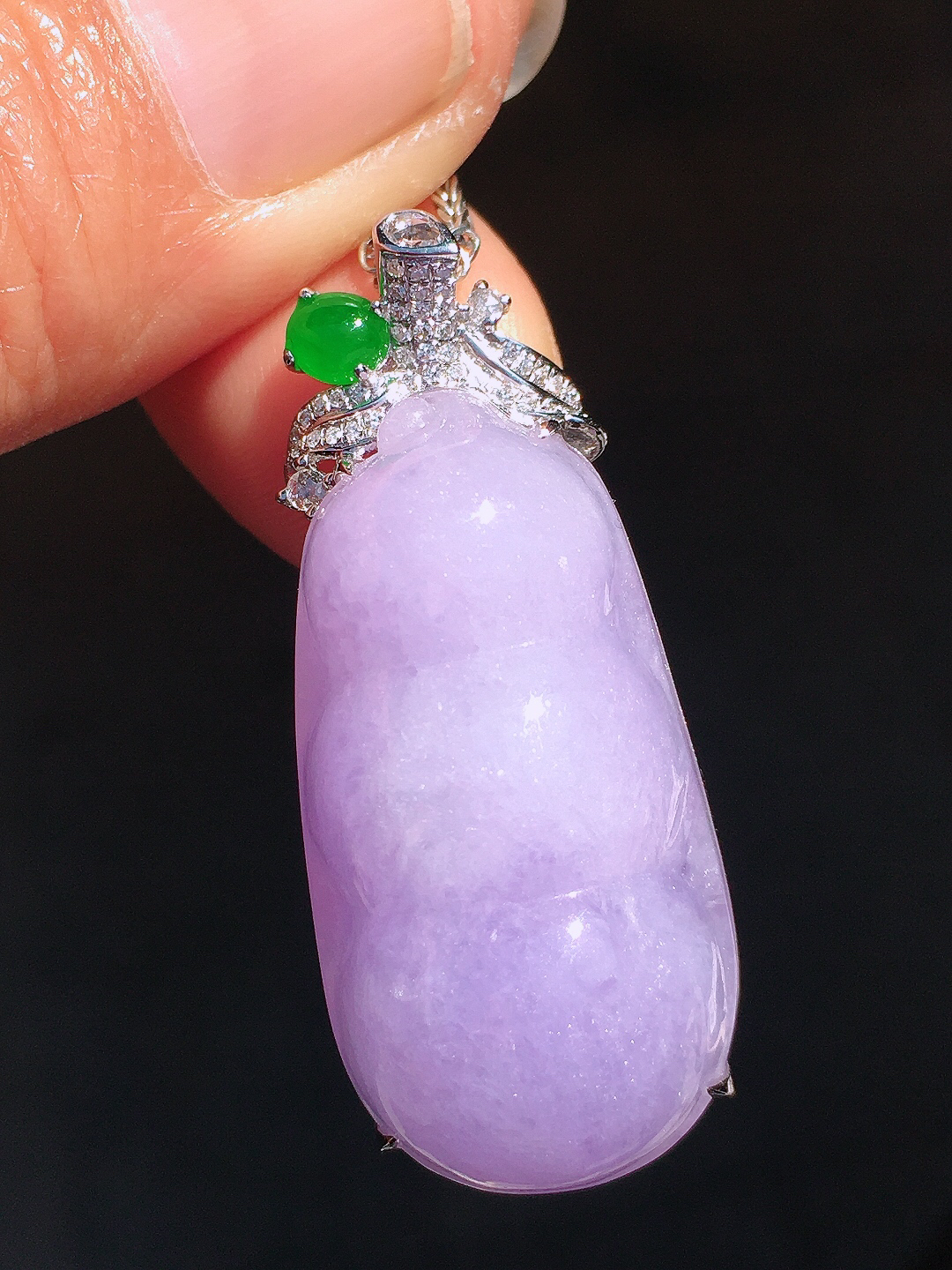 紫罗兰福豆吊坠，色泽均匀艳丽，玉质细腻，荧光感超
强，饱满圆润，尽显优雅气质，18k
金豪华镶嵌