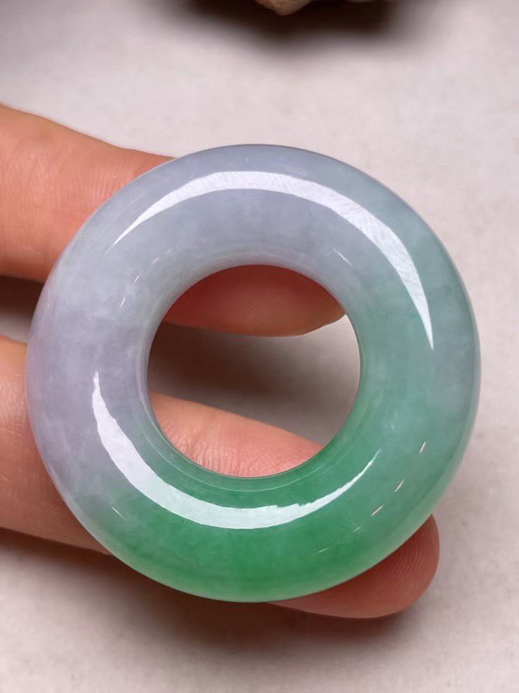 冰糯种飘绿【平安扣】吊坠，种水好、玉质细腻 ，卖相好.