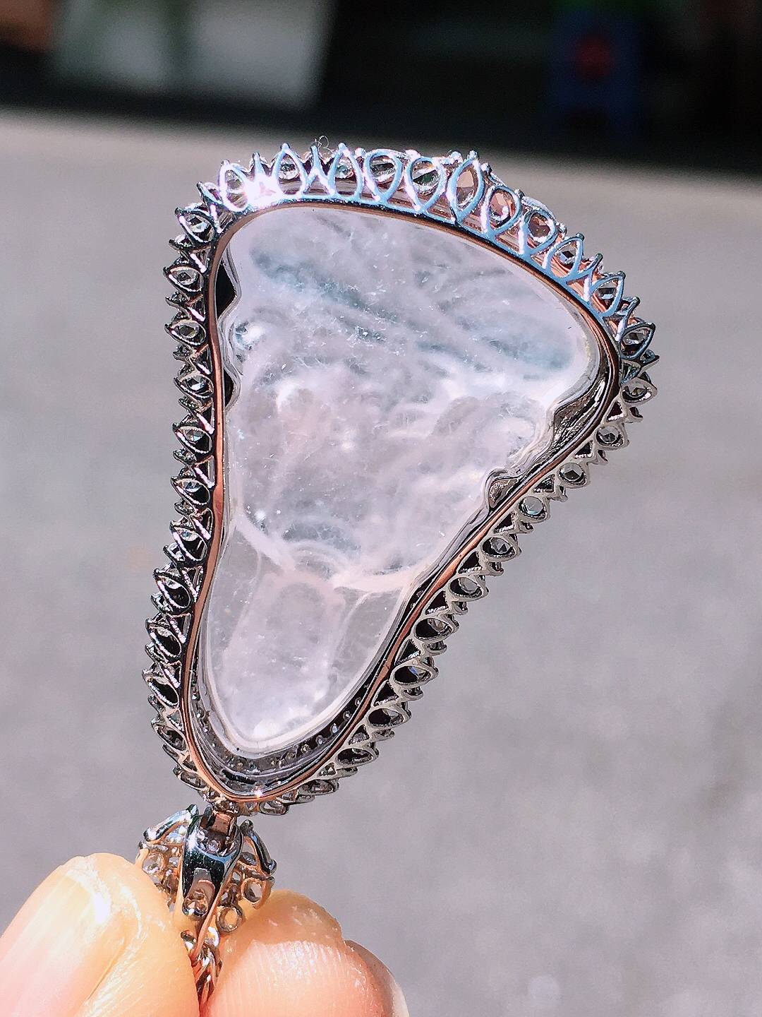 冰种观音吊坠，玉质细腻，荧光感超
强，饱满圆润，尽显优雅气质，18k
金豪华镶嵌