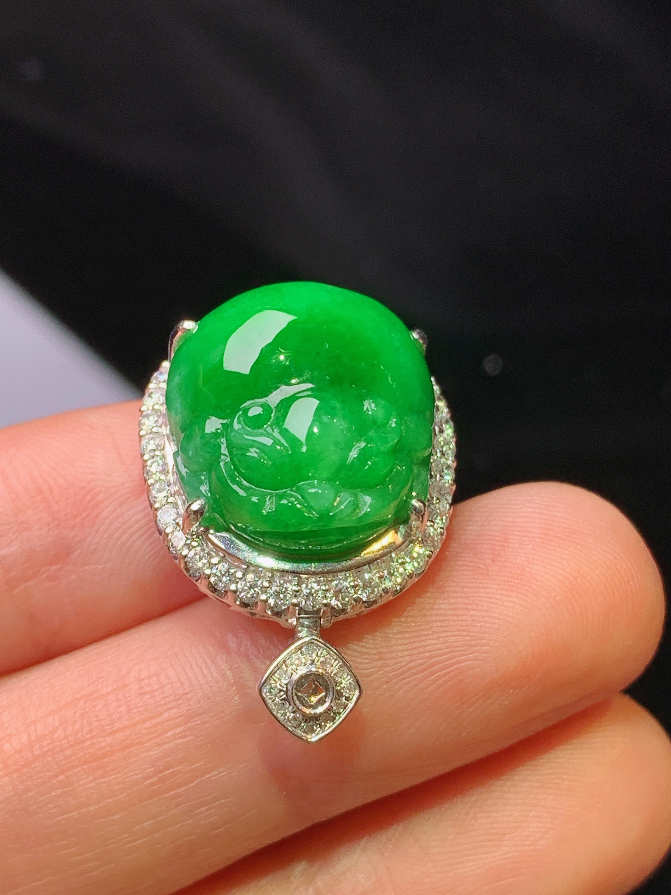 18k金钻镶嵌满绿貔貅戒指 玉质细腻 色泽艳丽清新 水润亮眼 圈口14.5 整体尺寸25*17.7*13.6b1