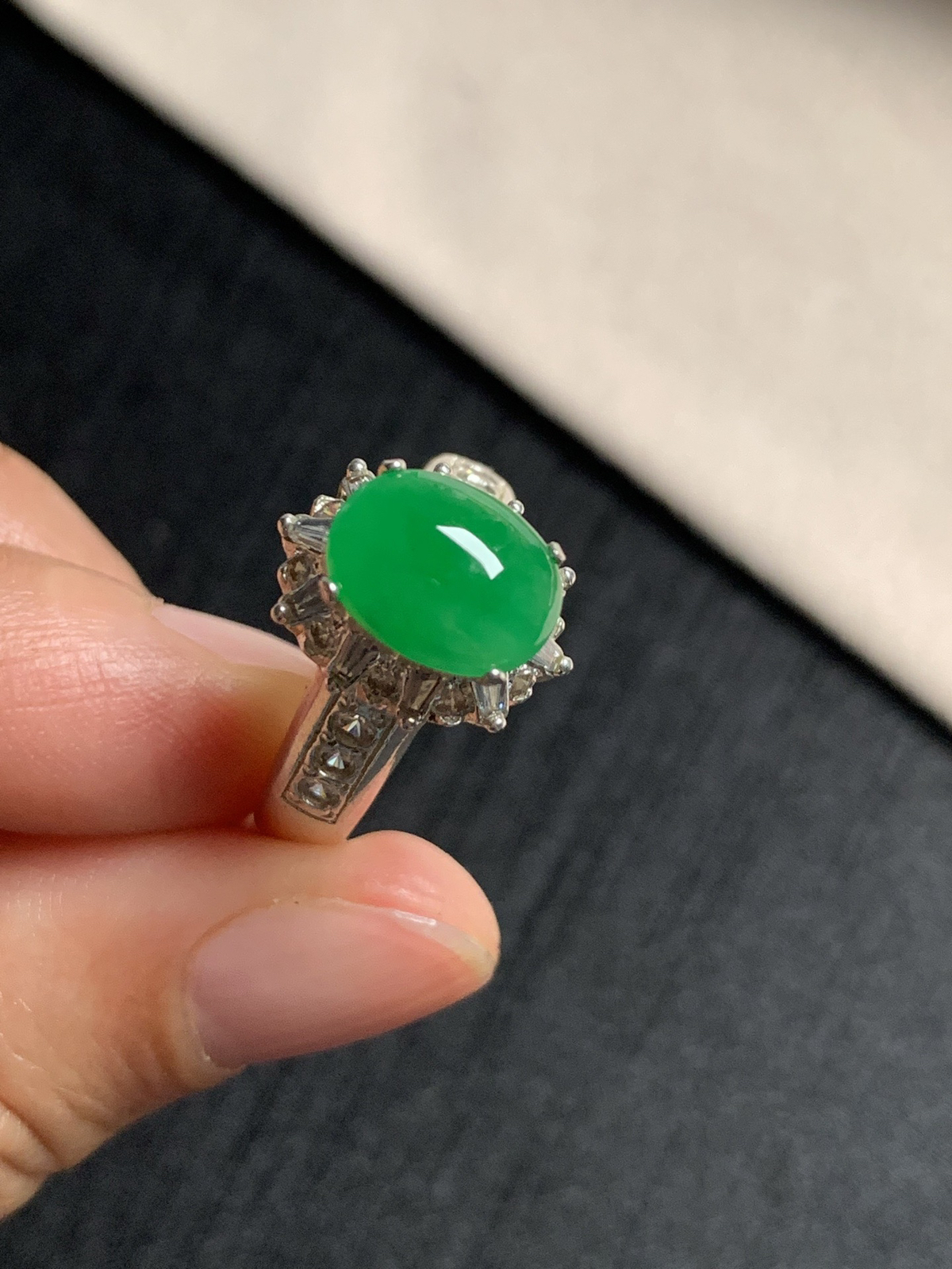 冰阳绿戒面
种好色好品相好，色泽艳丽纯正，质地细腻水灵