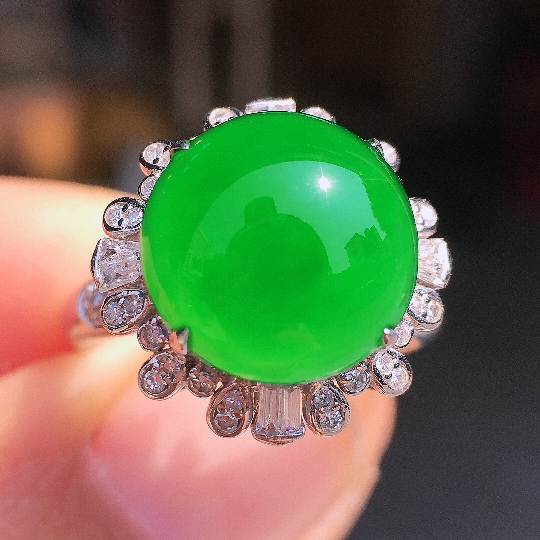 阳绿蛋面戒指，色泽均匀艳丽，玉质细腻，荧光感超
强，饱满圆润，尽显优雅气质，18k
金豪华镶嵌