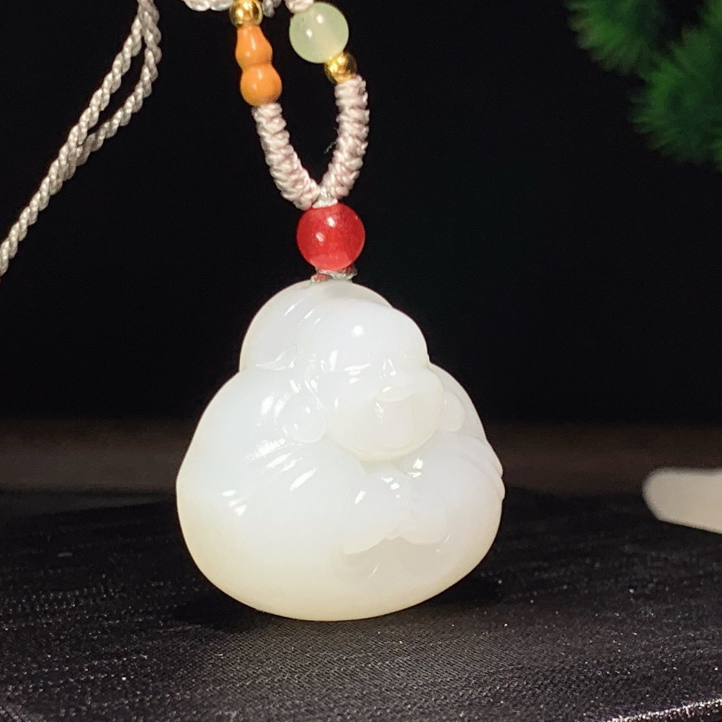 新疆和田玉佛引福来挂件。尺寸26/28/12重15.5克。玉质细腻油润。手推出油。佩戴高端典雅。lt260310