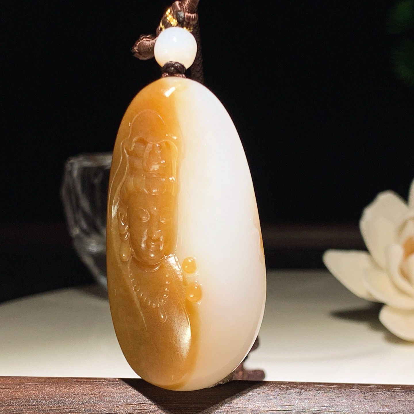 新疆和田玉白且末糖观音挂件！尺寸53/29/14重35.6克。玉质细腻油润。手推出油。佩戴高端典雅。