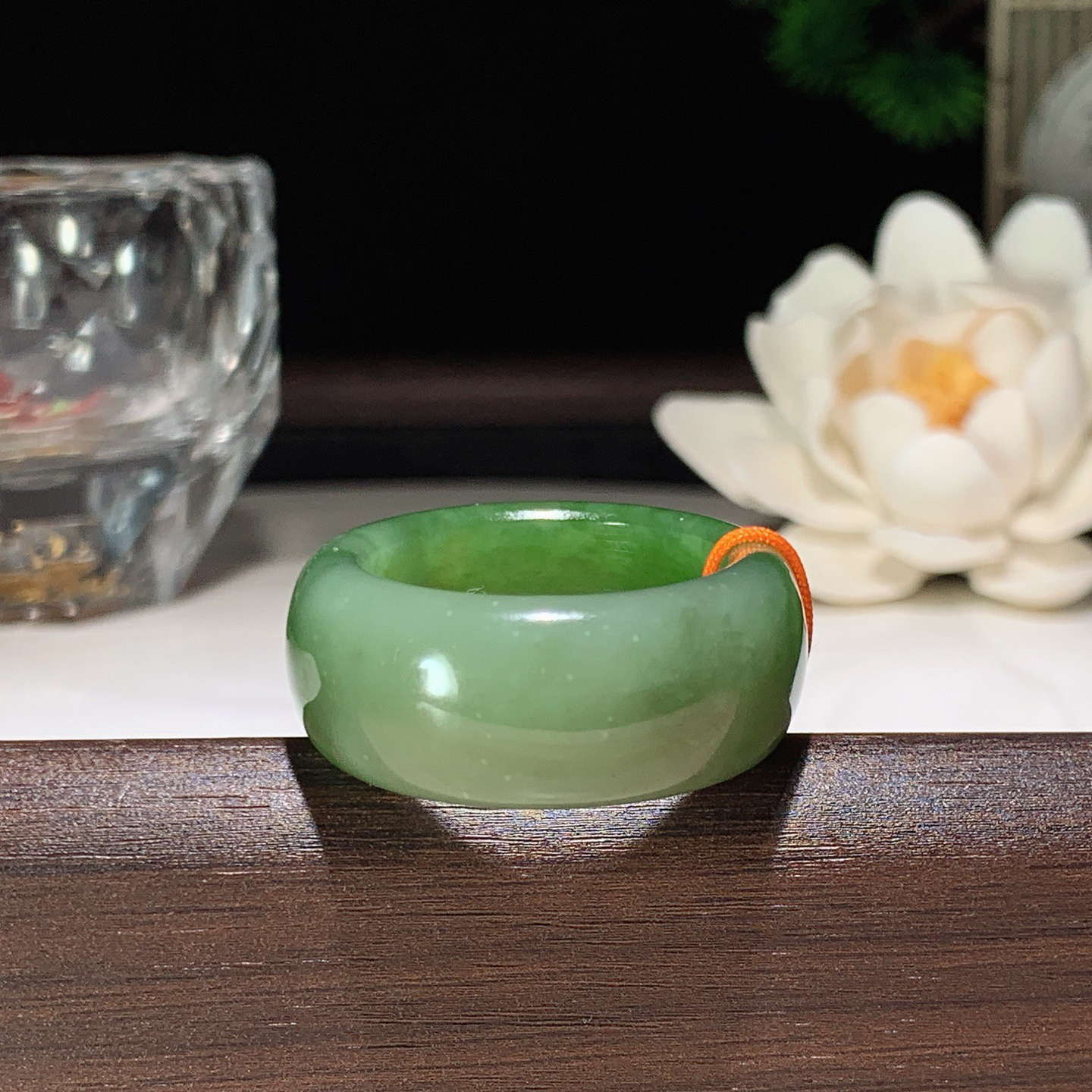 和田玉阳绿俄罗斯碧玉扳指挂件。内径23尺寸12/5重13.5克。玉质细腻油润。手推出油。佩戴高端典雅。lt260310