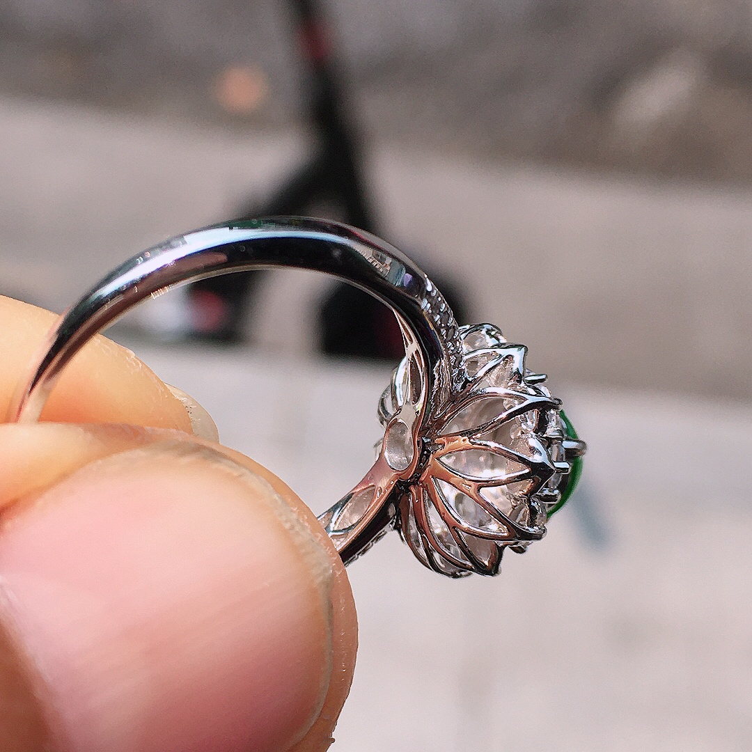 阳绿蛋面戒指，色泽均匀艳丽，玉质细腻，荧光感超
强，饱满圆润，尽显优雅气质，18k
金豪华镶嵌