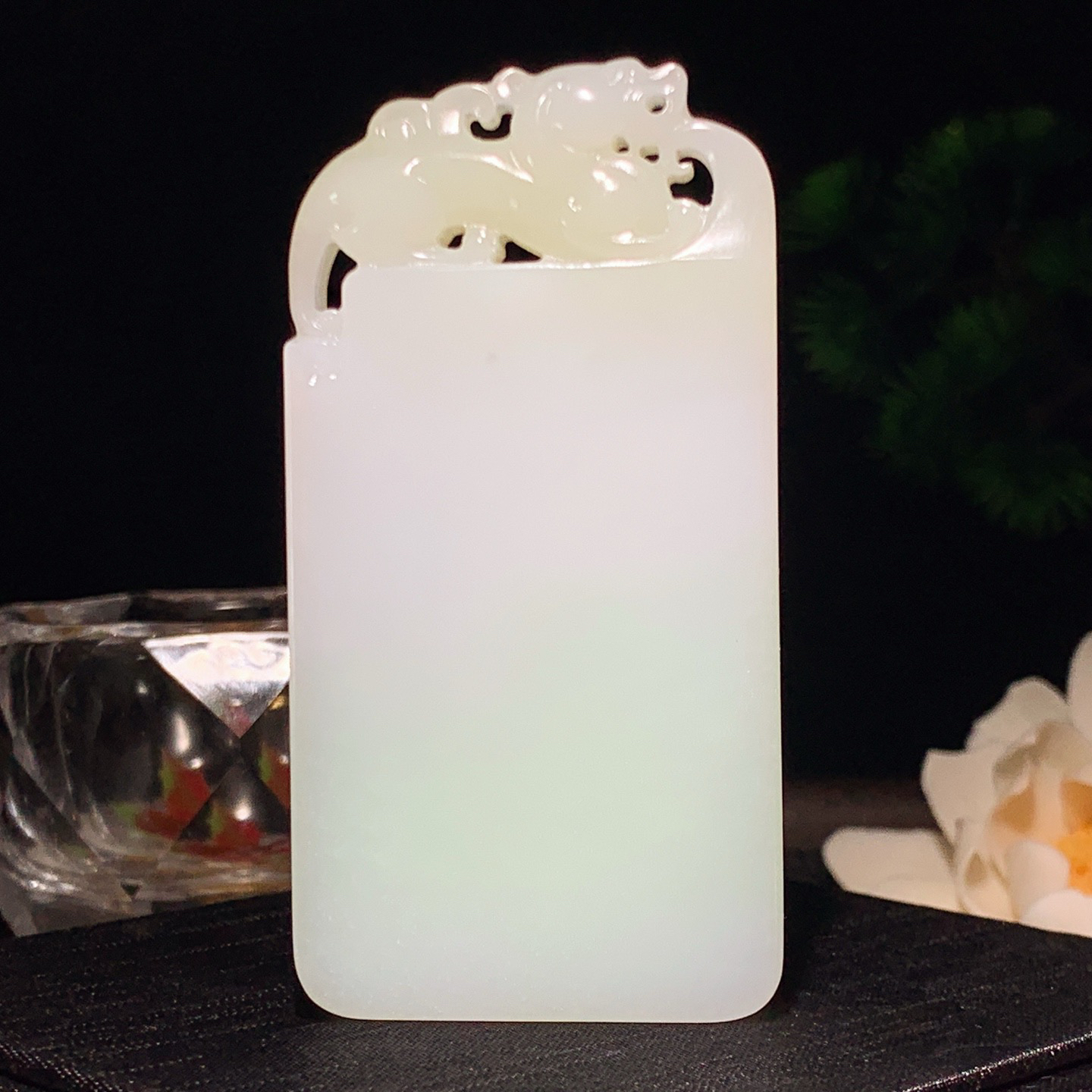 和田玉带翠仿古龙挂件。尺寸74/38/10重73.8克 玉质细腻油润 底色纯净 脂粉好，品质好。lt260310