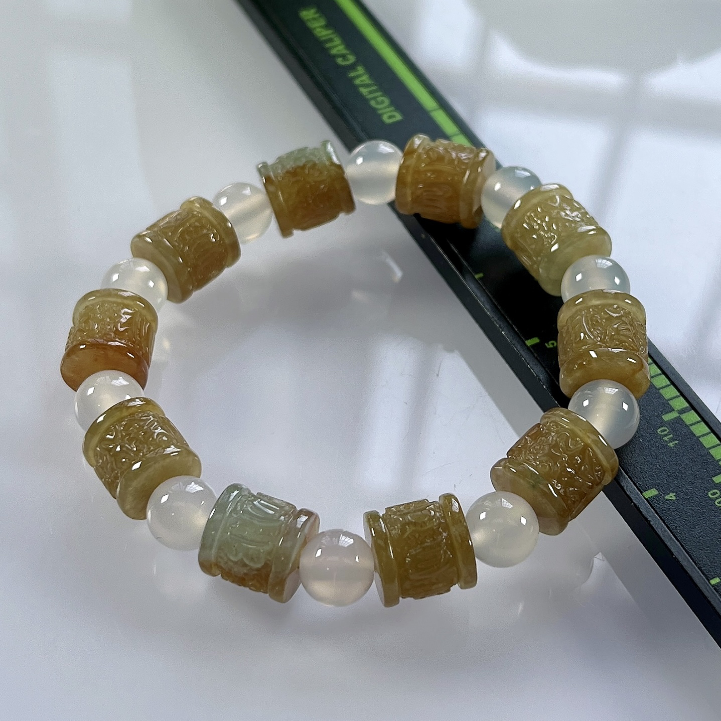 缅甸天然翡翠A货，冰种起胶黄翡冰黄六字箴言路路通手串手链，尺寸取一：高10.5直径10mm/10颗，重量31.92g，白色珠为普通材质。