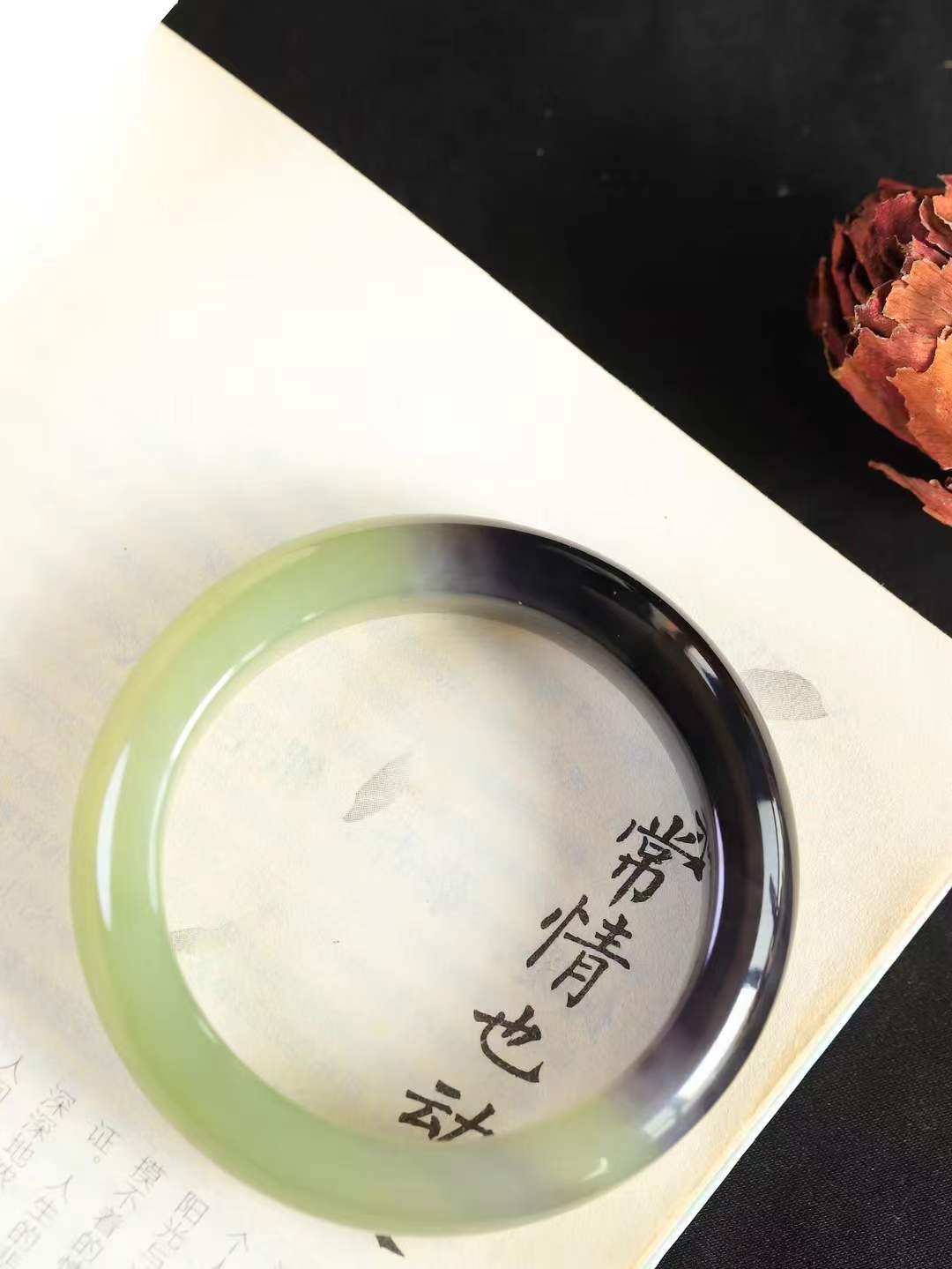 （一见倾心.手镯）

精品和田玉晴水烟紫双色手镯，玉质温润细腻 油性十足 手感舒适，高华雅逸，线条流畅，简约大气，美自天成，素雅高贵。佩戴于腕间，婉约之美，举手投足间透出那低调奢华。重78.8克 尺寸58.5-14.3-10.2mm17371230T