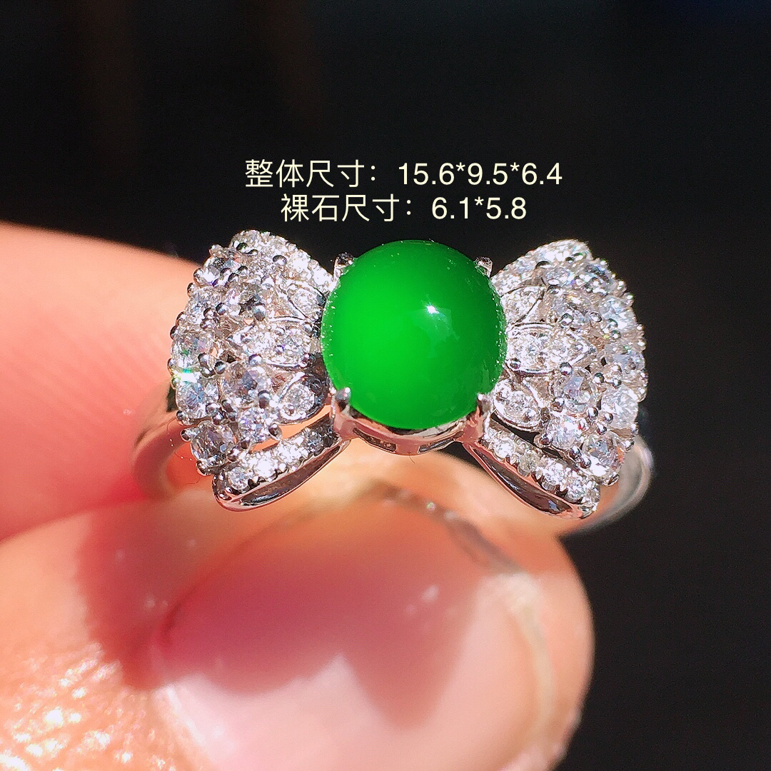 阳绿蛋面戒指，色泽均匀艳丽，玉质细腻，荧光感超
强，饱满圆润，尽显优雅气质，18k
金豪华镶嵌