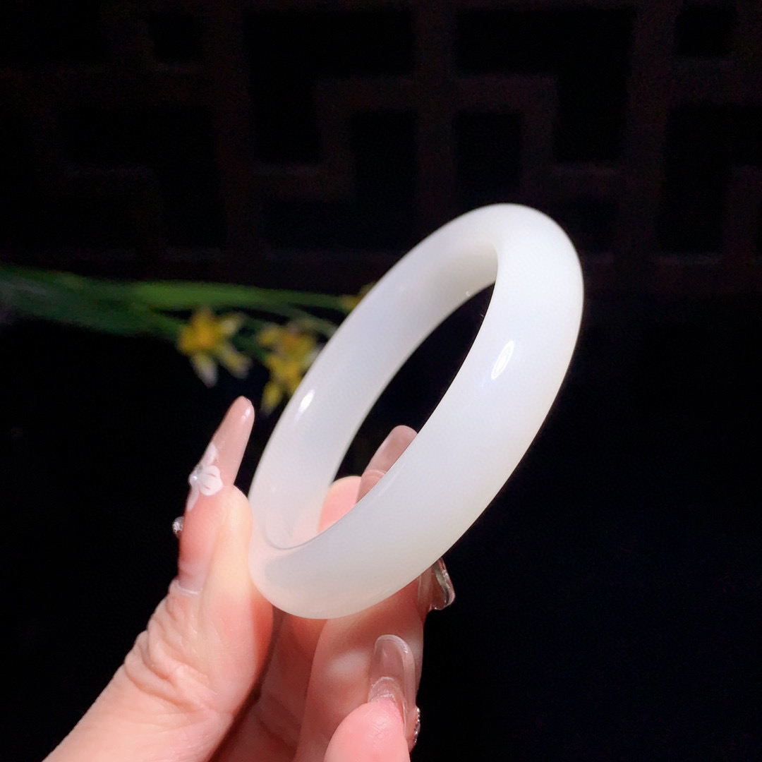 和田玉50.5圈口羊脂白手镯！玉质细腻油润 底色纯净 无裂无杂 脂粉好，品质好！