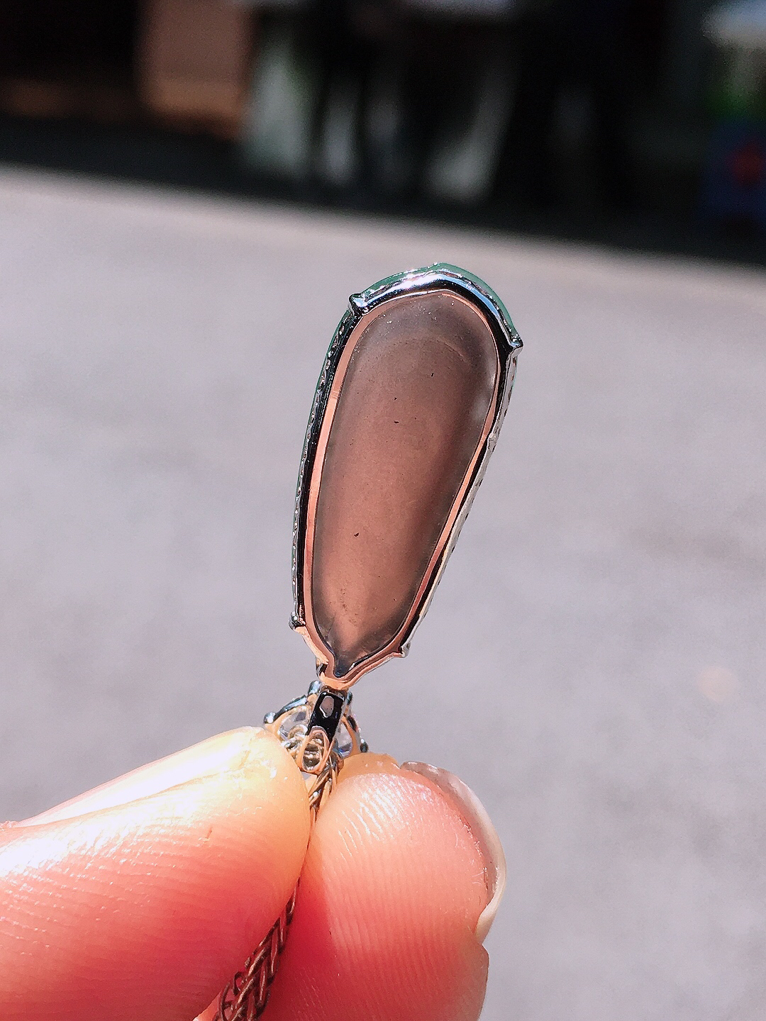 晴水福豆吊坠，玉质细腻，荧光感超
强，饱满圆润，尽显优雅气质，18k
金豪华镶嵌