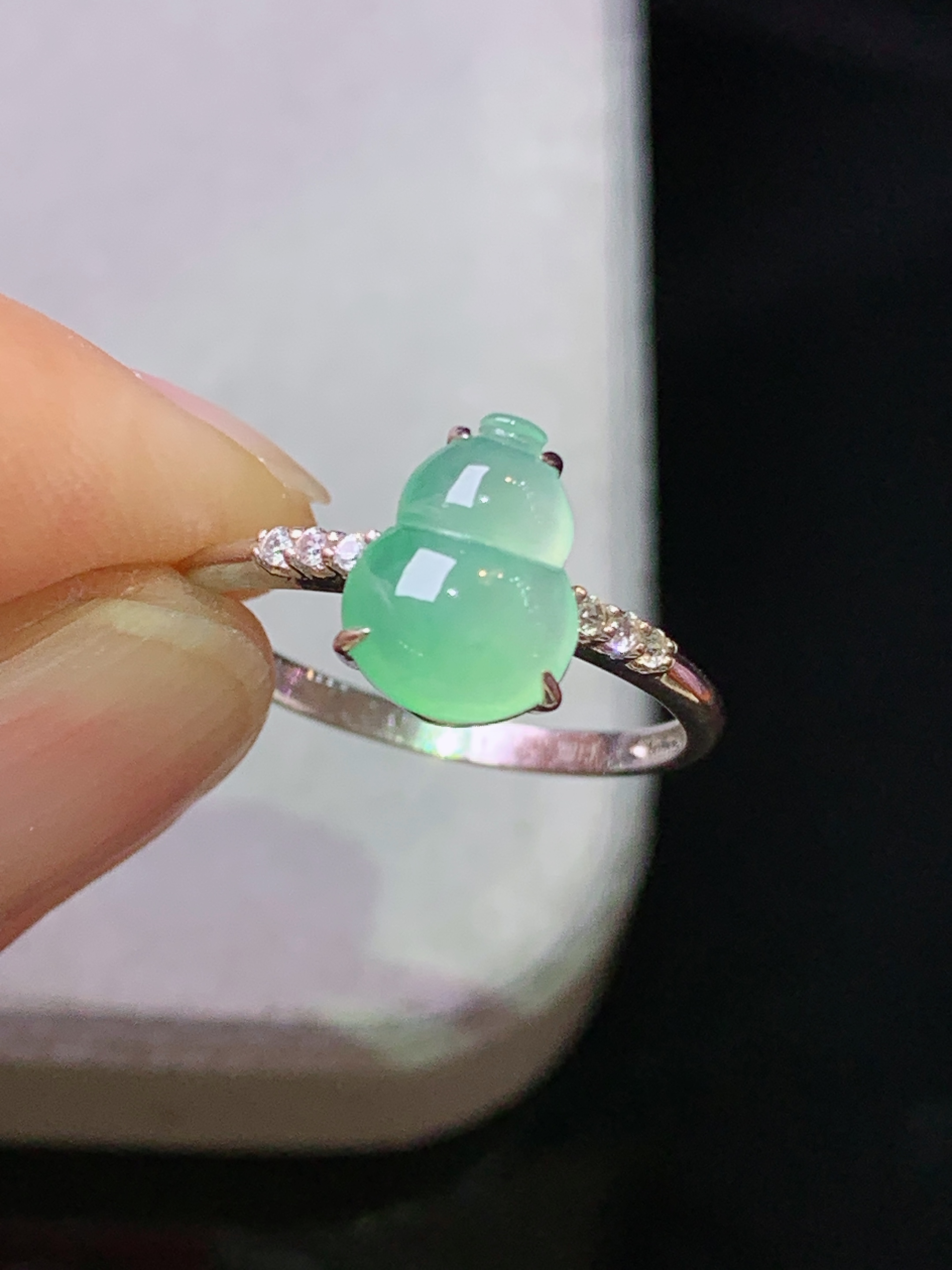 18k金钻镶嵌浅绿葫芦戒指 玉质细腻 色泽艳丽 圈口15 整体尺寸9*6.8*3c1