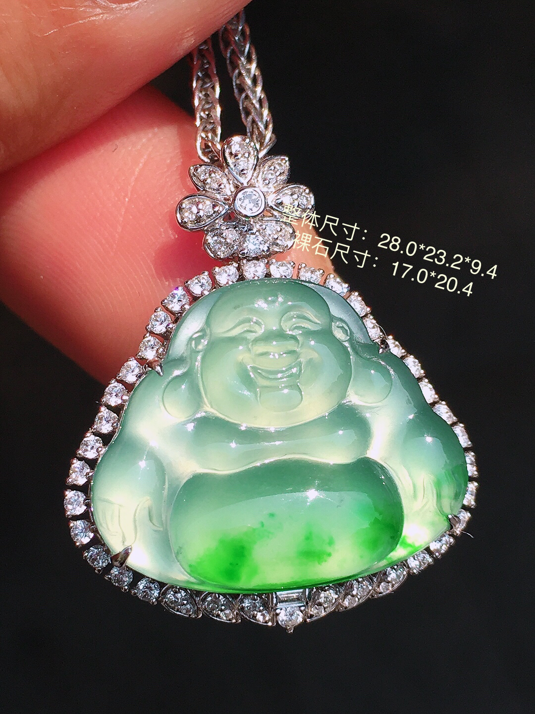 飘绿佛公吊坠，色泽艳丽，玉质细腻，荧光感超
强，饱满圆润，尽显优雅气质，18k
金豪华镶嵌