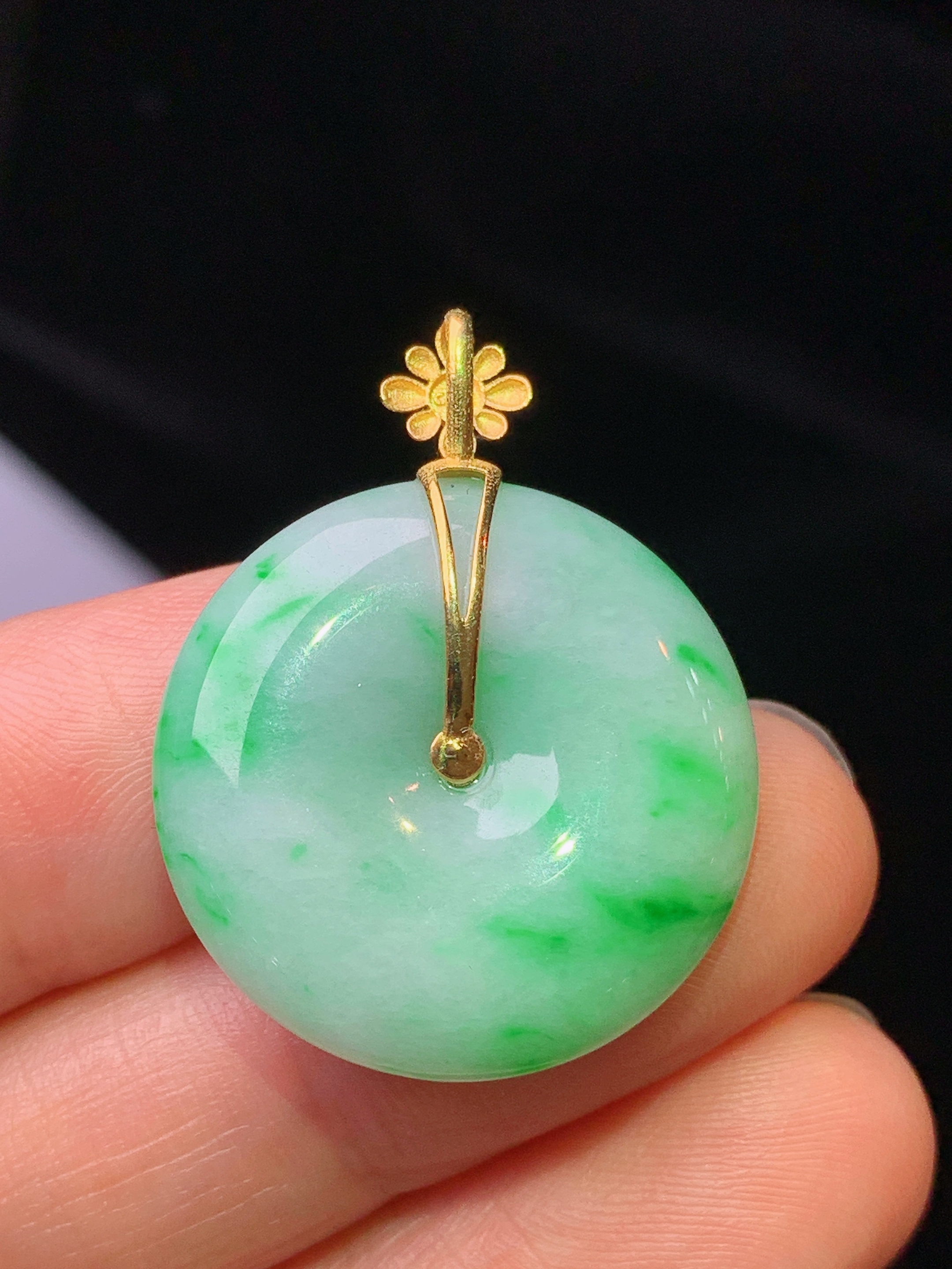 18k金钻镶嵌翠绿平安扣吊坠 玉质细腻 色泽艳丽 整体尺寸29.5*23*5.3c1