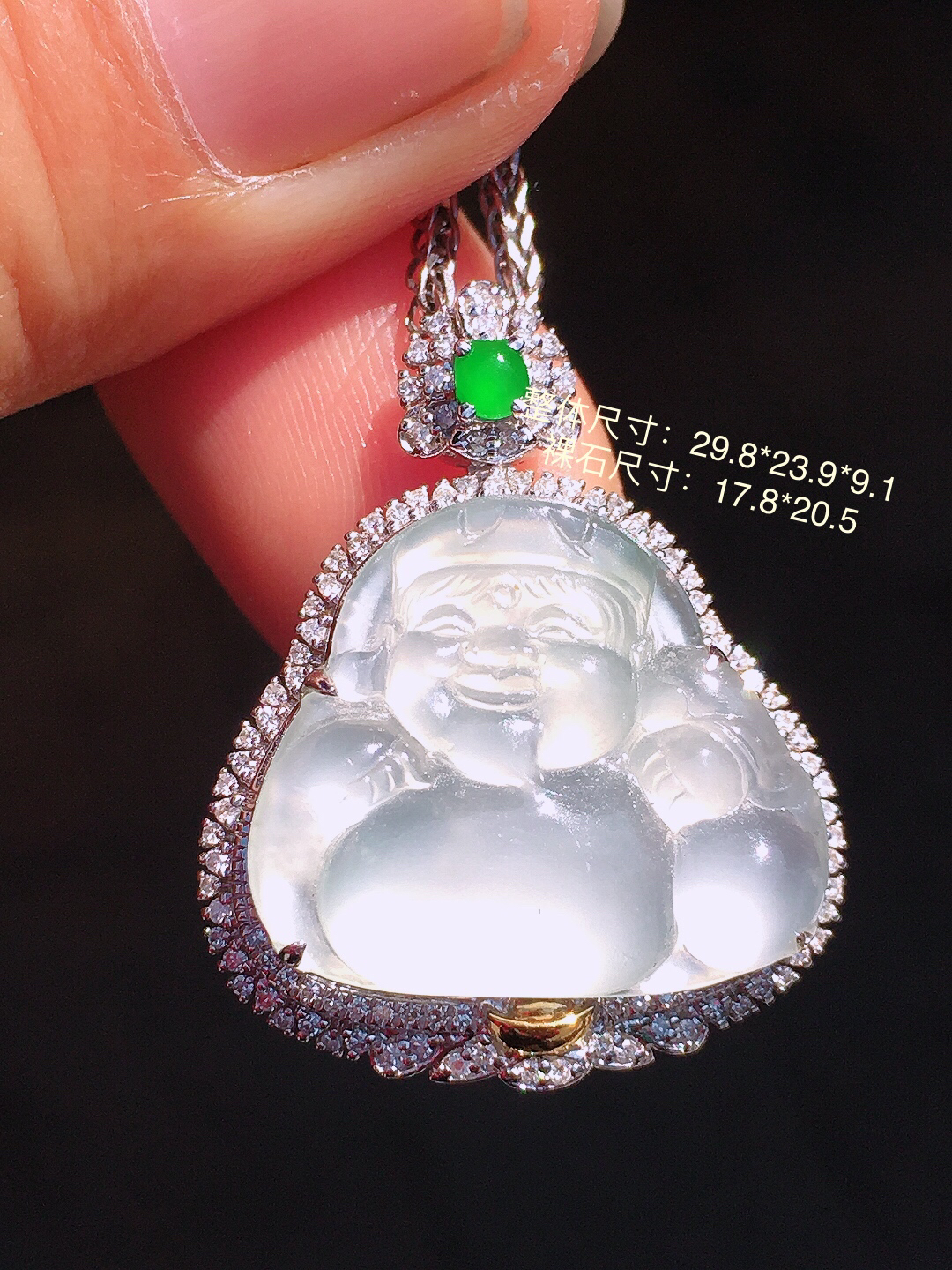 冰种佛公吊坠，玉质细腻，荧光感超
强，饱满圆润，尽显优雅气质，18k
金豪华镶嵌