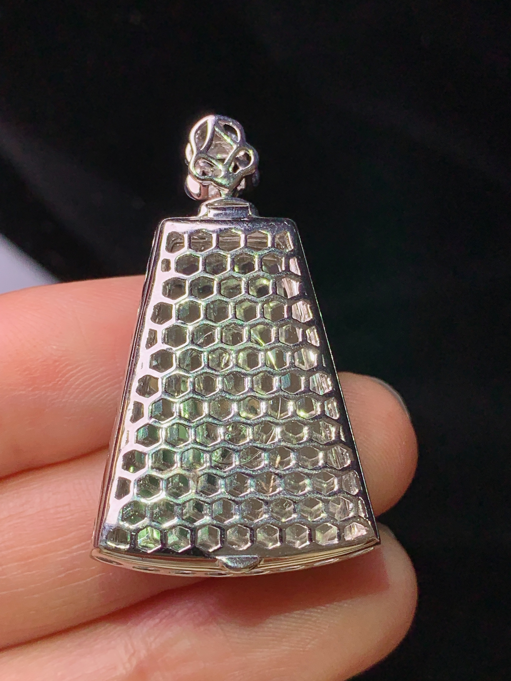 18k金钻镶嵌翠绿无事牌吊坠 玉质细腻 色泽艳丽清新 水润亮眼 整体尺寸36.5*21.8*7.5g1