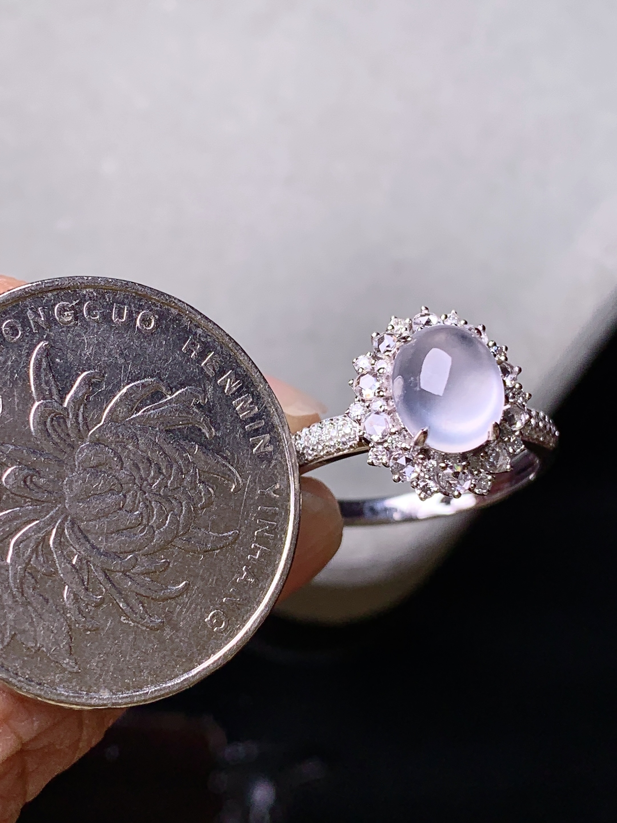 18k金钻镶嵌冰种蛋面戒指 玉质细腻 色泽艳丽清新 水润亮眼 圈口14.5 整体尺寸12*11*8.8m3