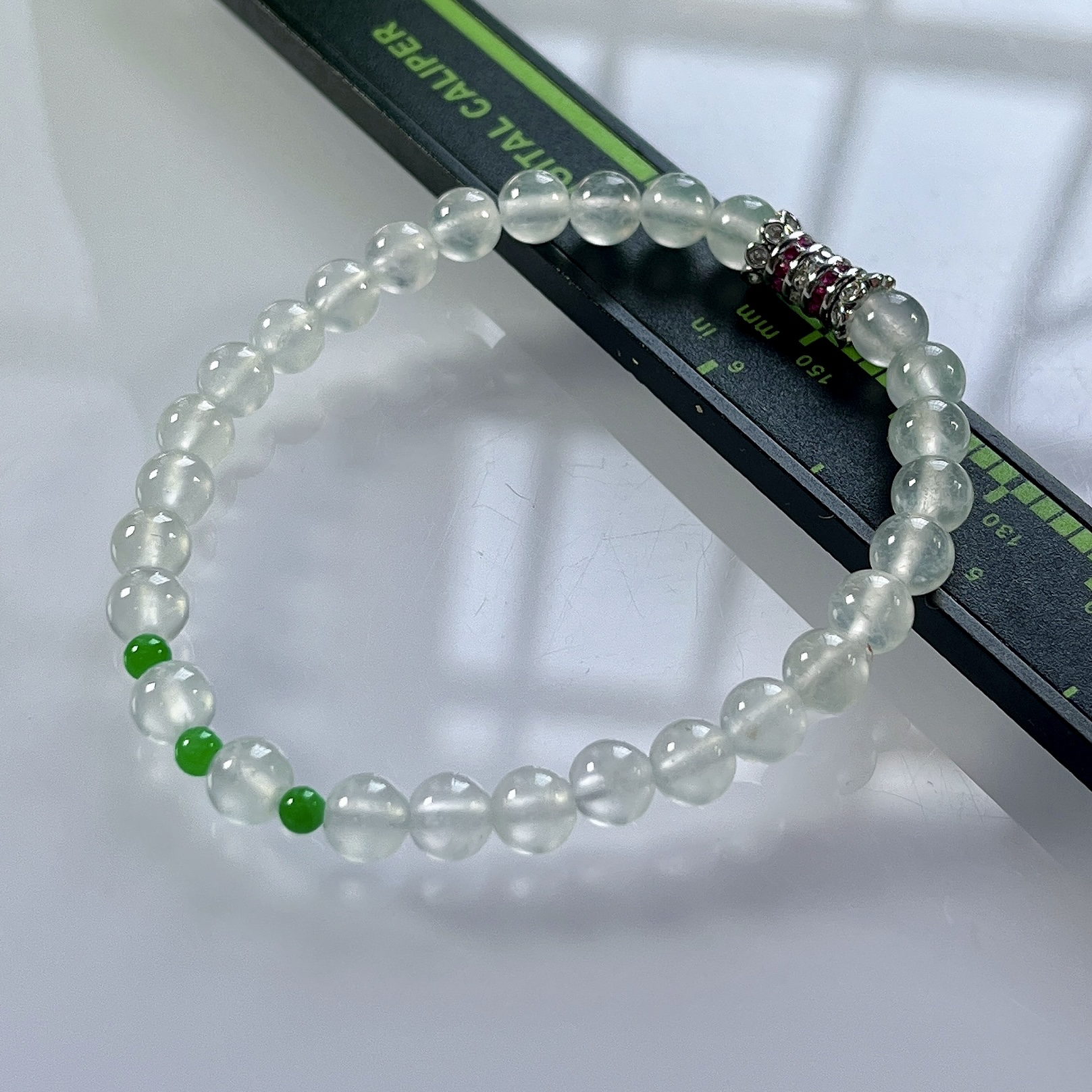 缅甸天然翡翠A货，卡5.8玻璃种起光起胶圆珠手串手链，尺寸：白珠5.8mm/28颗，小绿珠3mm/3颗，长度175mm，重量：11.12g