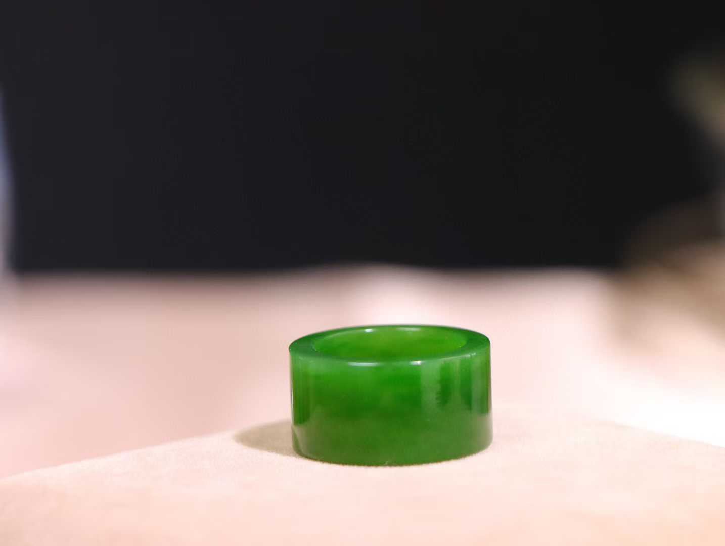 （古韵.扳指）

精品和田玉碧玉扳指 指环 戒圈。七号矿老料 纯正菠菜绿，直切工艺，款式精美，玉质细腻温润，油润感十足， 整器古韵生辉。优雅高贵。运筹帷幄于掌中，决胜于千里之外。

重7.2克   圈口18.2mm 尺寸18.2-12.2-3mm O18822208113