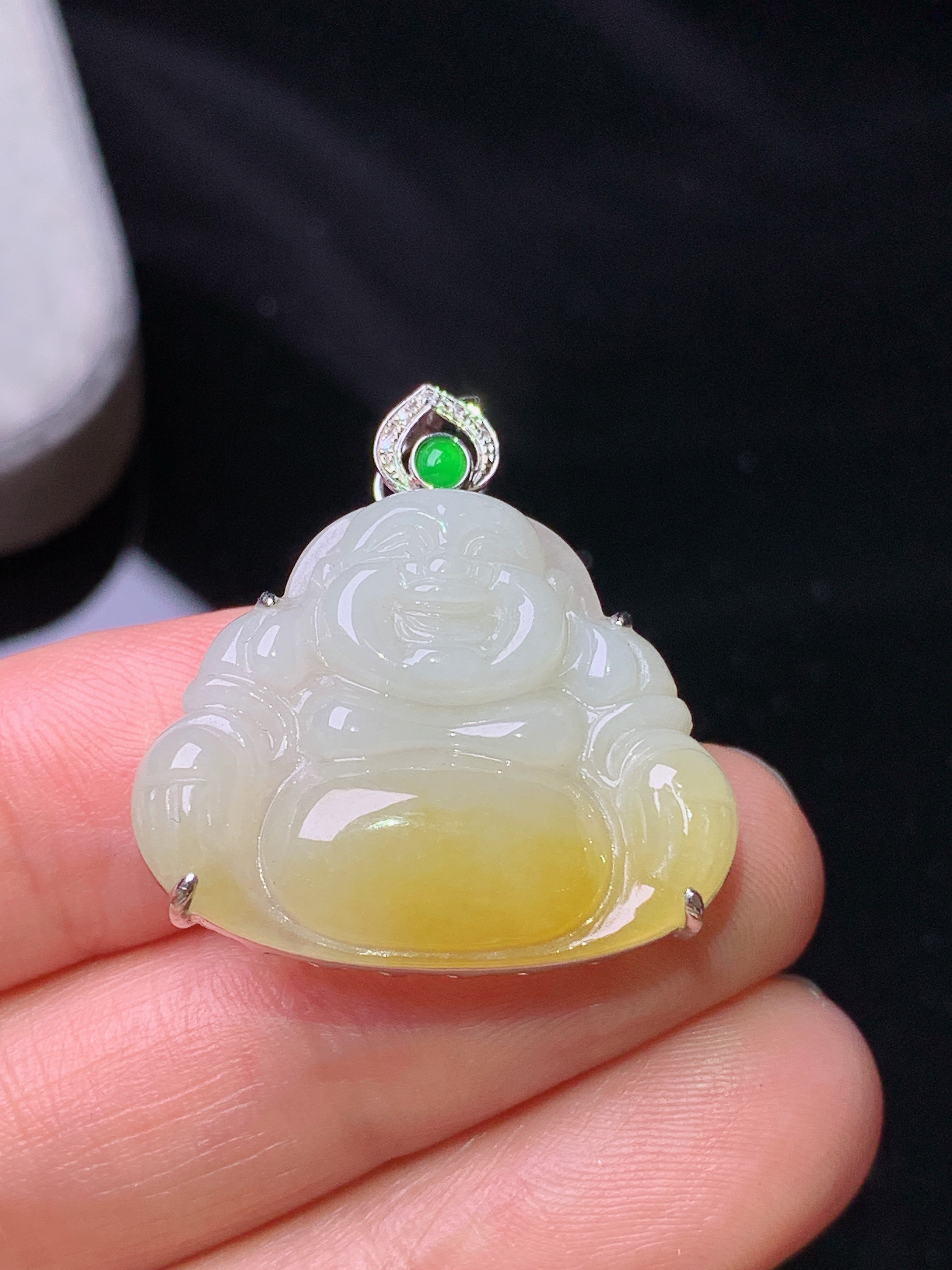 18k金镶嵌飘黄翡佛公吊坠 玉质细腻 色泽艳丽清新 水润亮眼 整体尺寸27.7*26*7.3b1