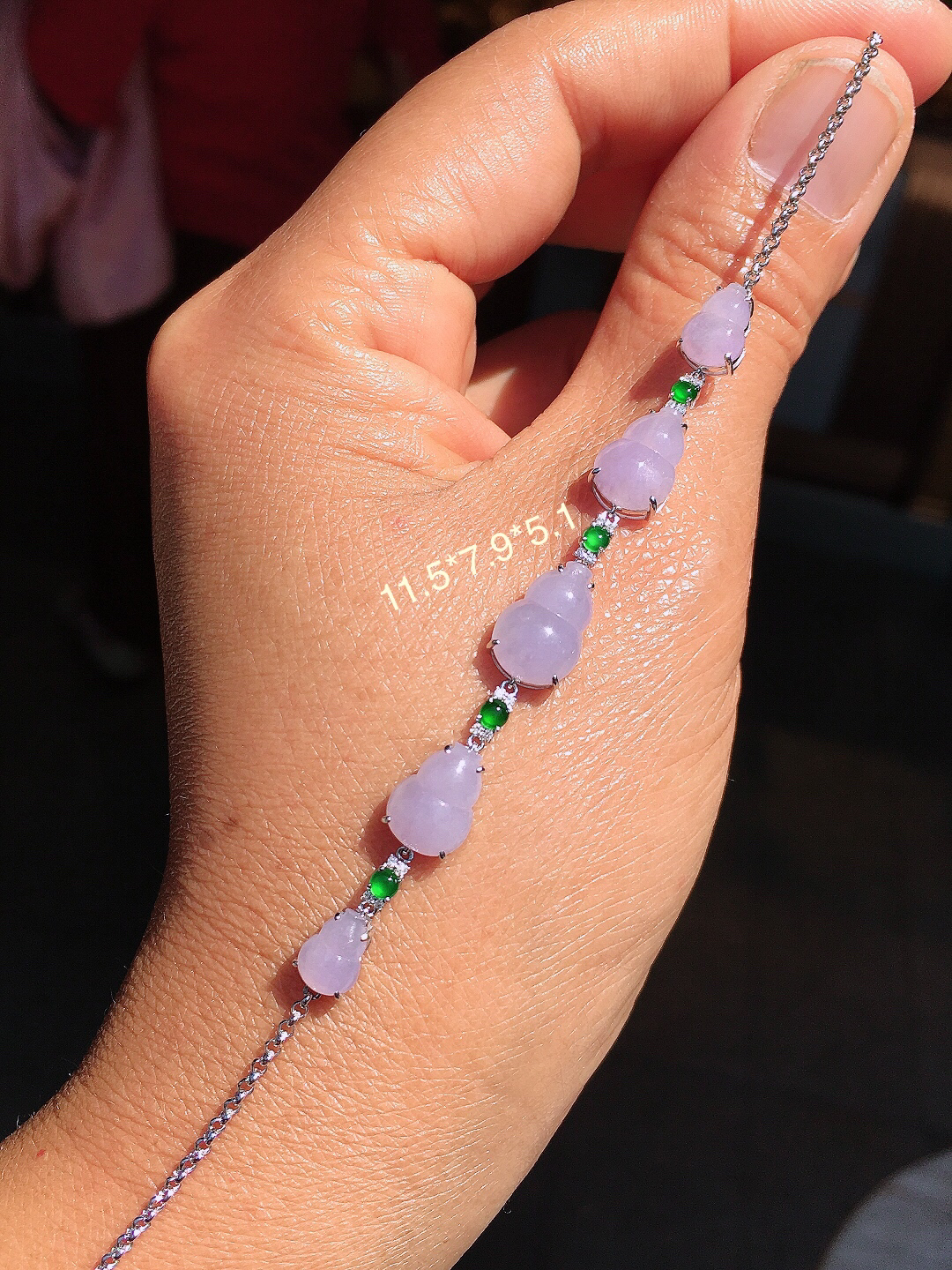 紫罗兰葫芦手链，色泽均匀艳丽，玉质细腻，荧光感超
强，饱满圆润，尽显优雅气质，18k
金豪华镶嵌