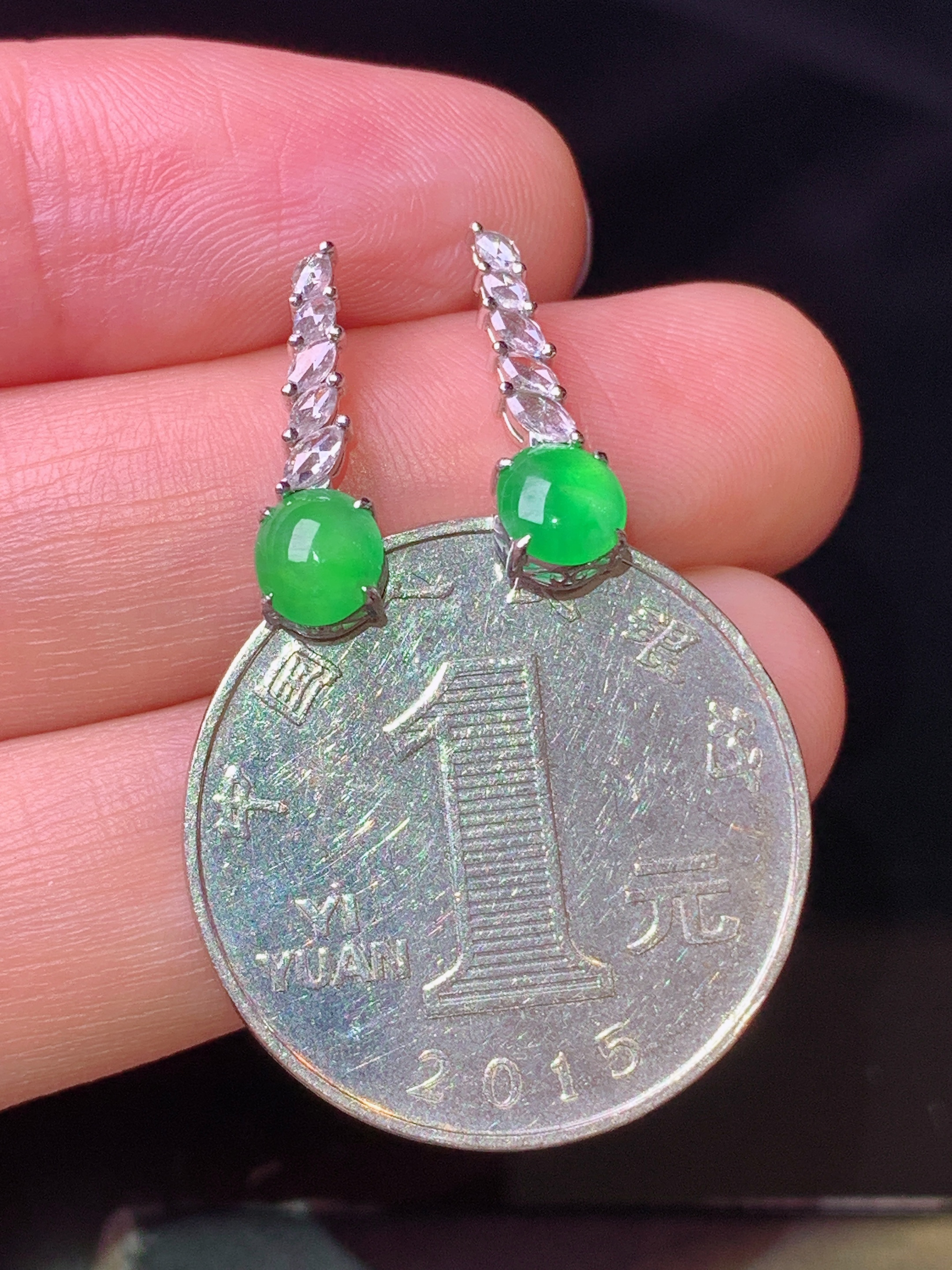 18k金钻镶嵌满绿蛋面耳坠 玉质细腻 色泽艳丽 整体尺寸15.8*5*3.5g1