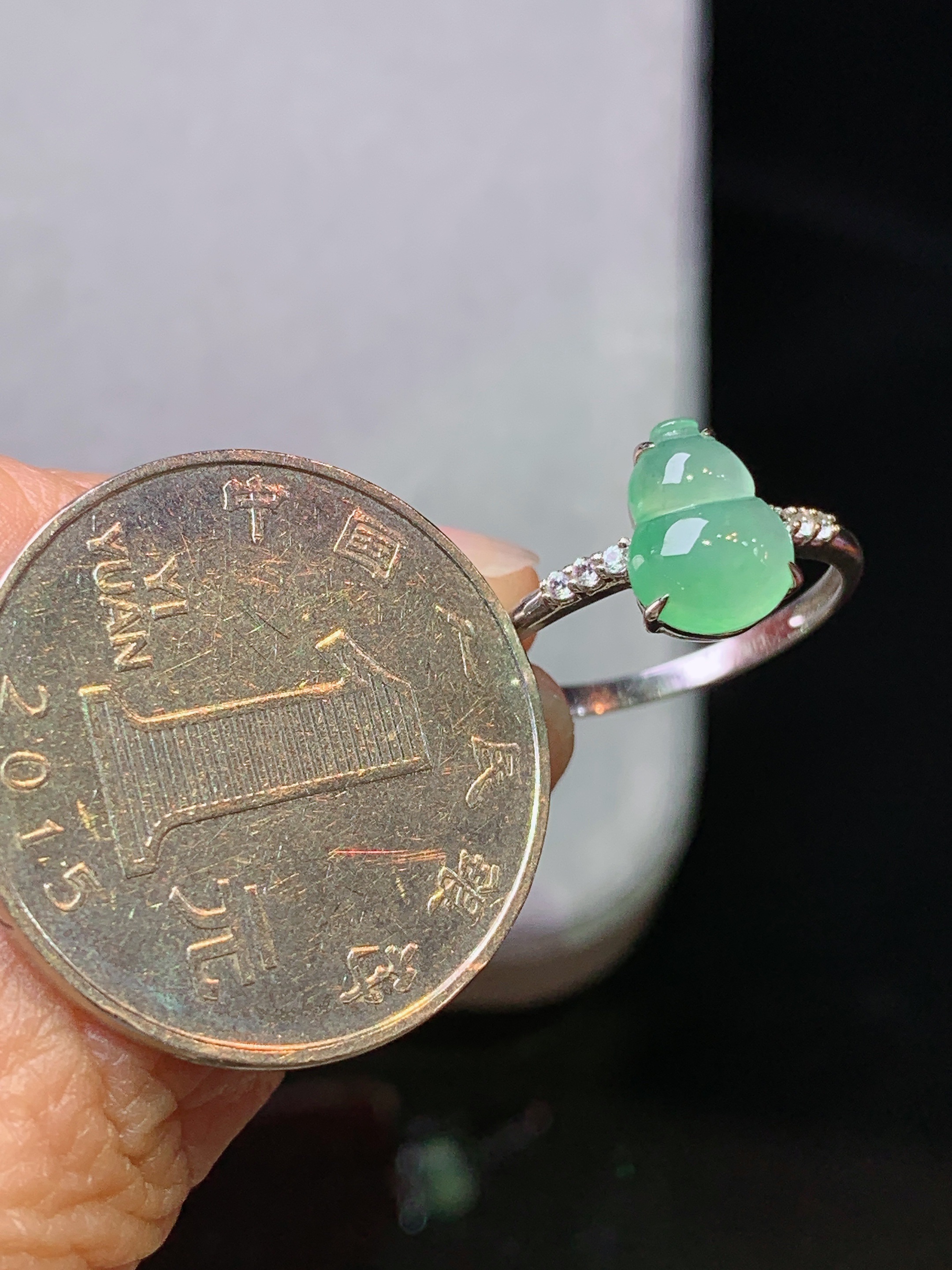 18k金钻镶嵌浅绿葫芦戒指 玉质细腻 色泽艳丽 圈口15 整体尺寸9*6.8*3c1