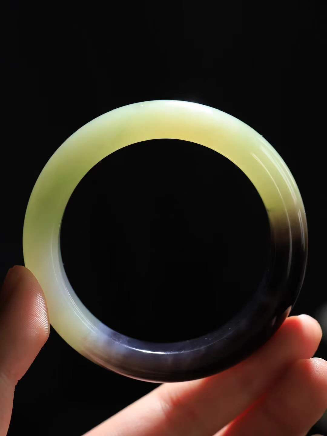 （一见倾心.手镯）

精品和田玉晴水烟紫双色手镯，玉质温润细腻 油性十足 手感舒适，高华雅逸，线条流畅，简约大气，美自天成，素雅高贵。佩戴于腕间，婉约之美，举手投足间透出那低调奢华。重78.8克 尺寸58.5-14.3-10.2mm17371230T