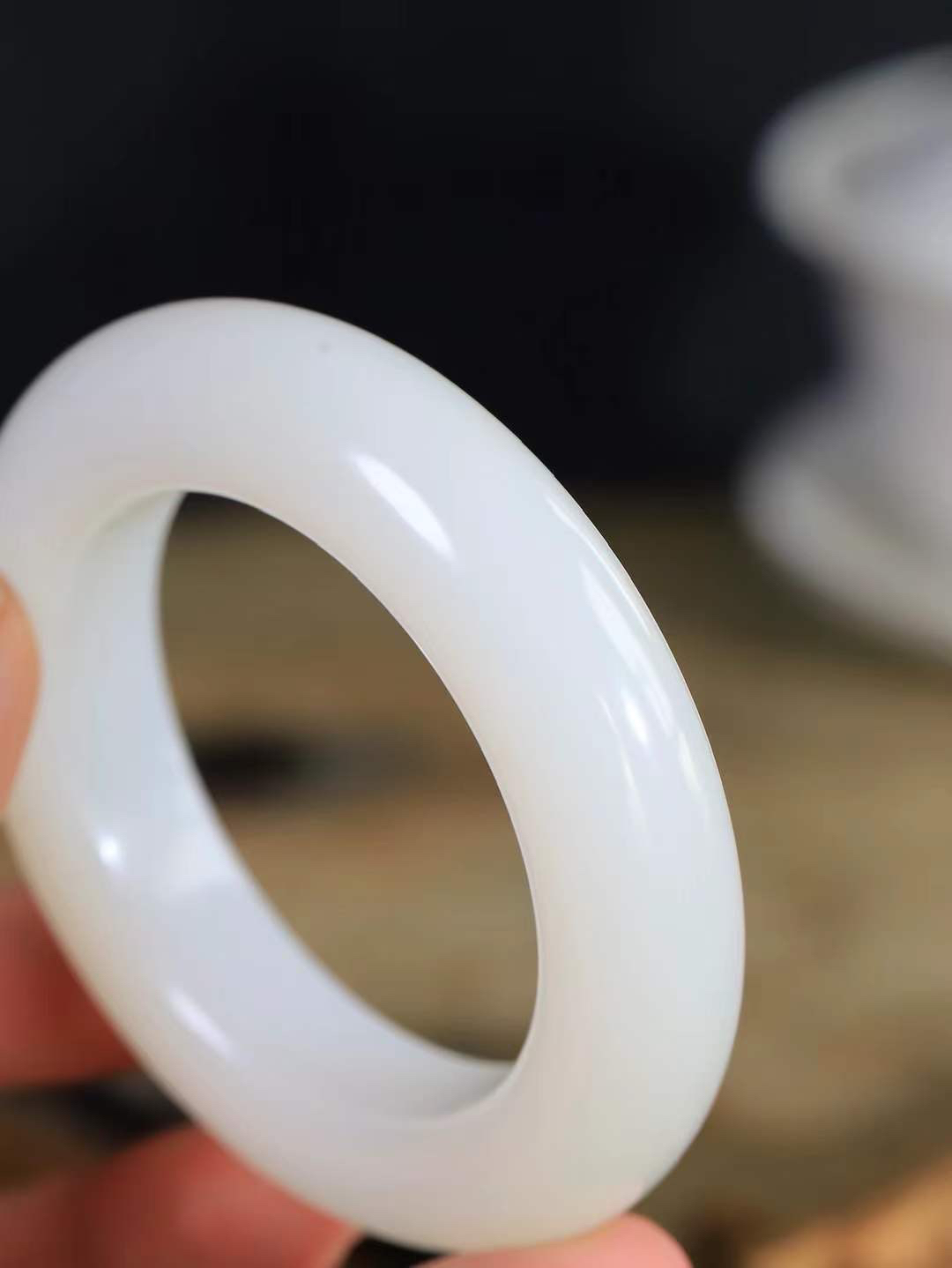 [温润如玉.手镯]

收藏级臻品️和田玉白玉手镯。玉质温润细腻 油性十足 手感舒适，高华雅逸，线条流畅，简约大气，美自天成，素雅高贵。佩戴于腕间，婉约之美，举手投足间透出那份低调奢华。重99.6克 内径52mm尺寸15.3-12.8mm78361214T