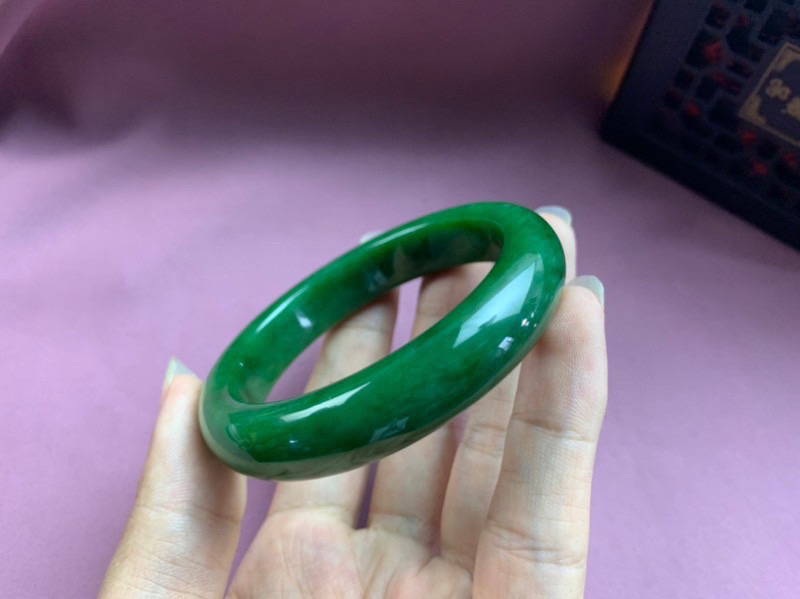 58.5圈口和田玉碧玉鲜菠菜绿手镯，老坑料，阳光下颜色鲜艳，细腻油润，无裂无杂，脂粉好，品质