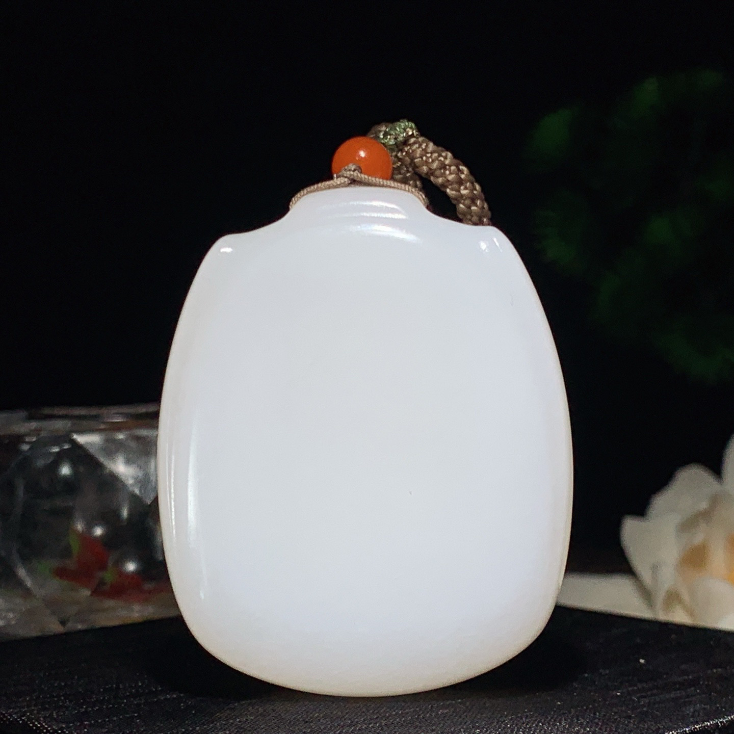 新疆和田玉羊脂白玉平安无事牌挂件。尺寸52/42/12重64克。玉质细腻油润。手推出油。佩戴高端典雅。lt260310