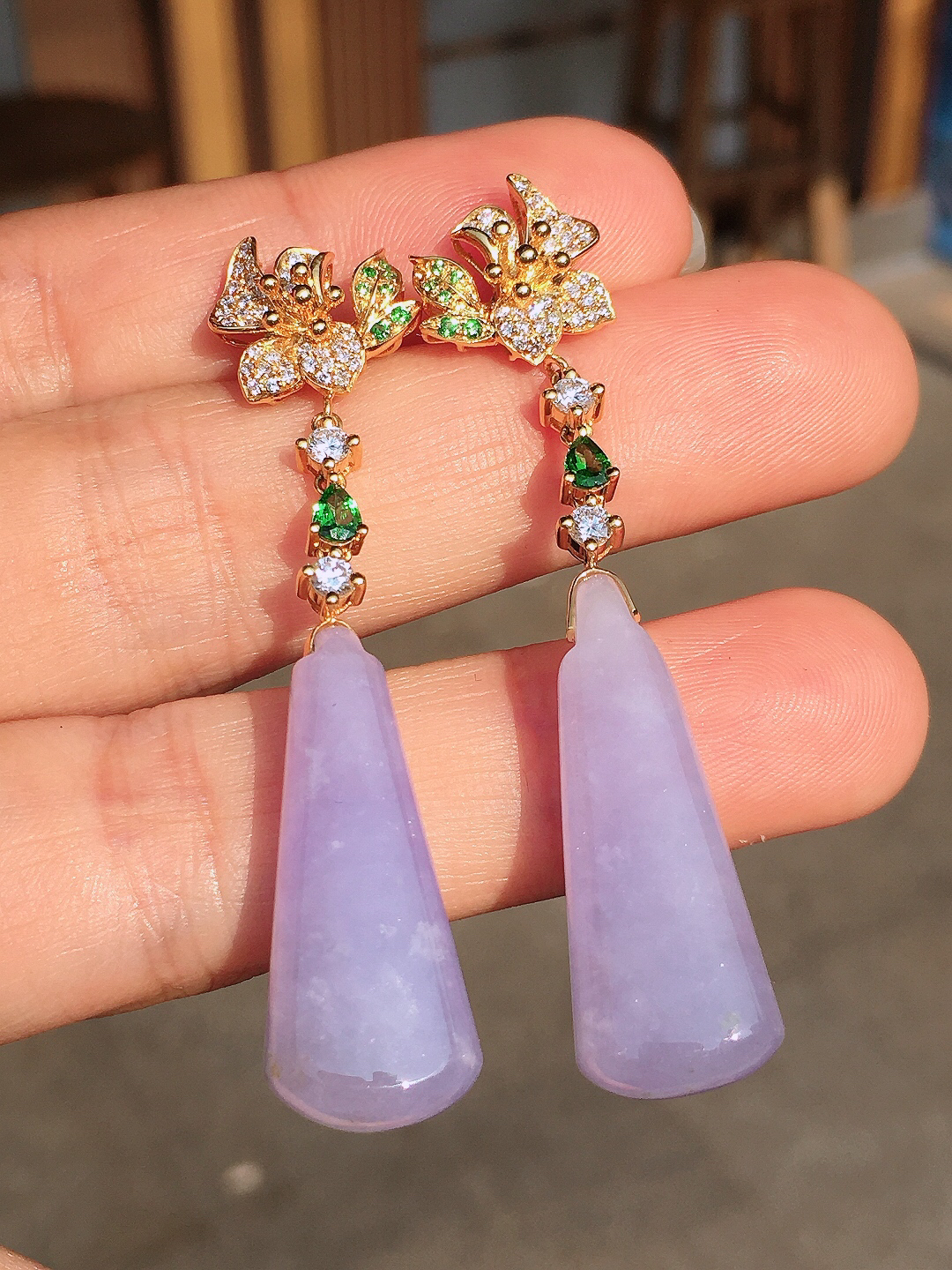 紫罗兰水滴耳坠，色泽均匀艳丽，玉质细腻，荧光感超
强，饱满圆润，尽显优雅气质，18k
金豪华镶嵌