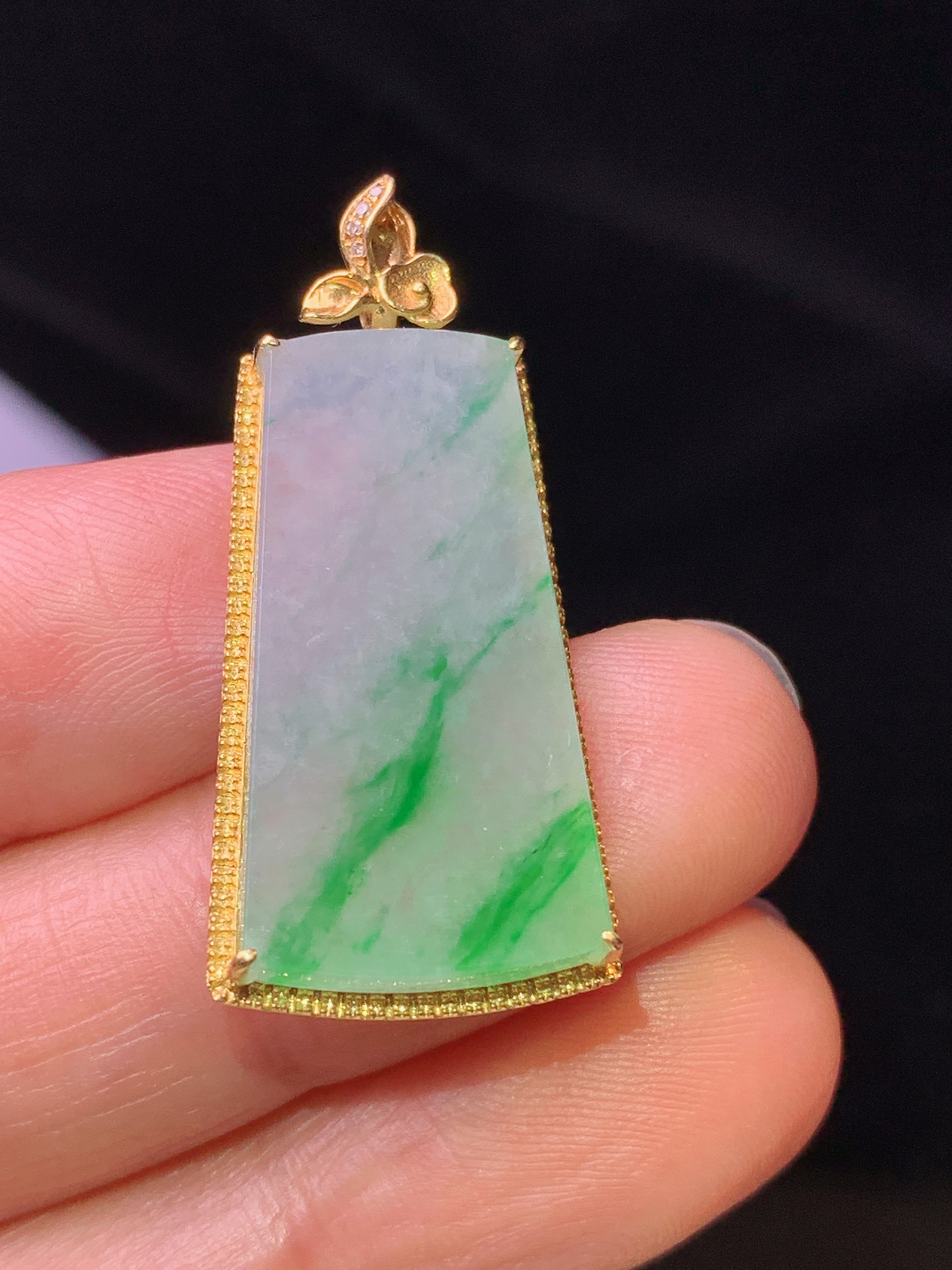 18k金钻镶嵌飘绿无事牌吊坠 玉质细腻 色泽艳丽 整体尺寸33.3*15.3*3.2j1