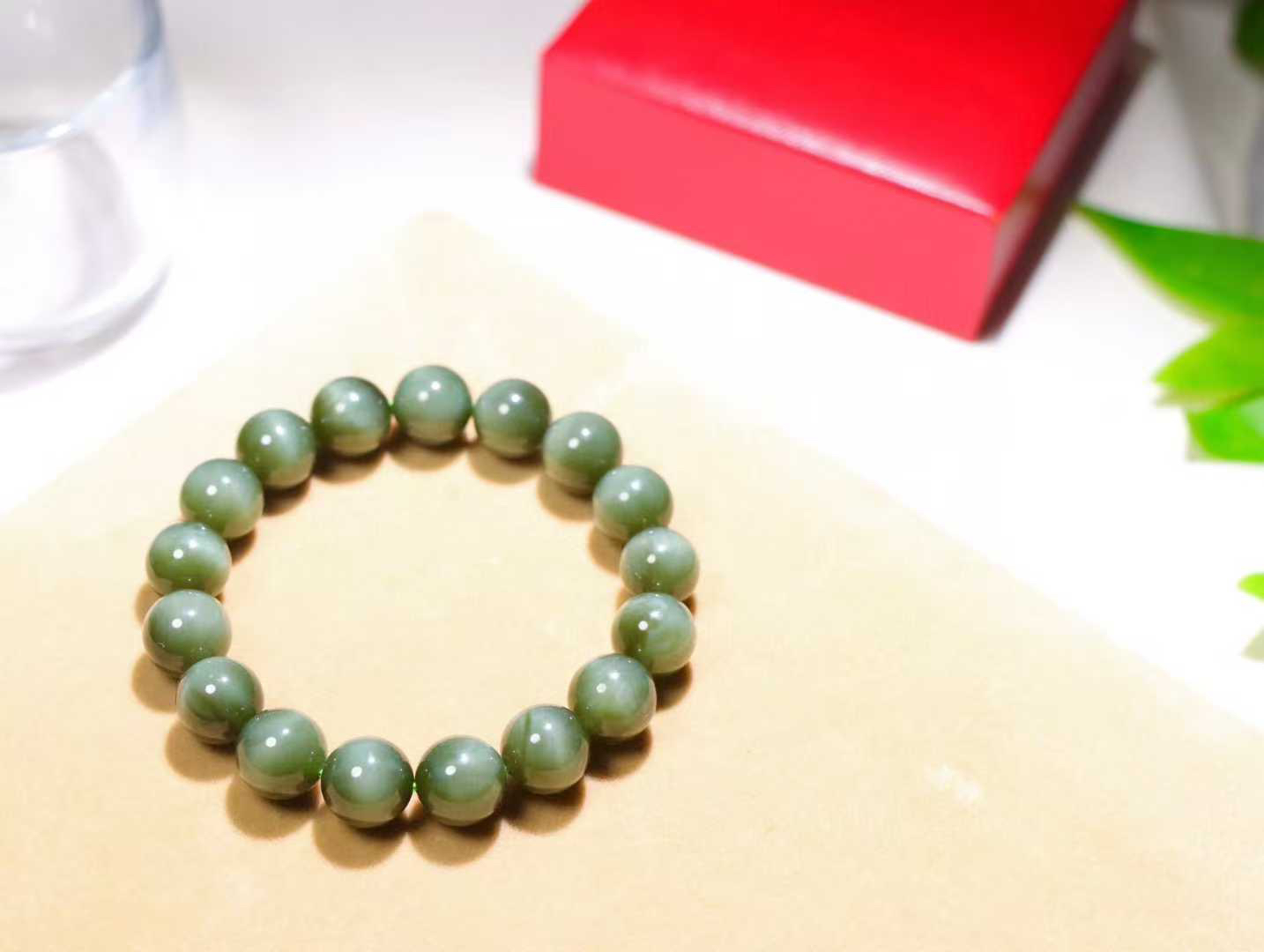 【碧波涟漪】

品质第一 信誉至上️和田玉碧玉猫眼手串 质地温润灵动 猫眼儿般的光中，有波光潋滟，也有梦幻清韵。行走于市井的喧嚣，相顾不言，便得清欢。

重44.5克 尺寸12mm 36823212113O