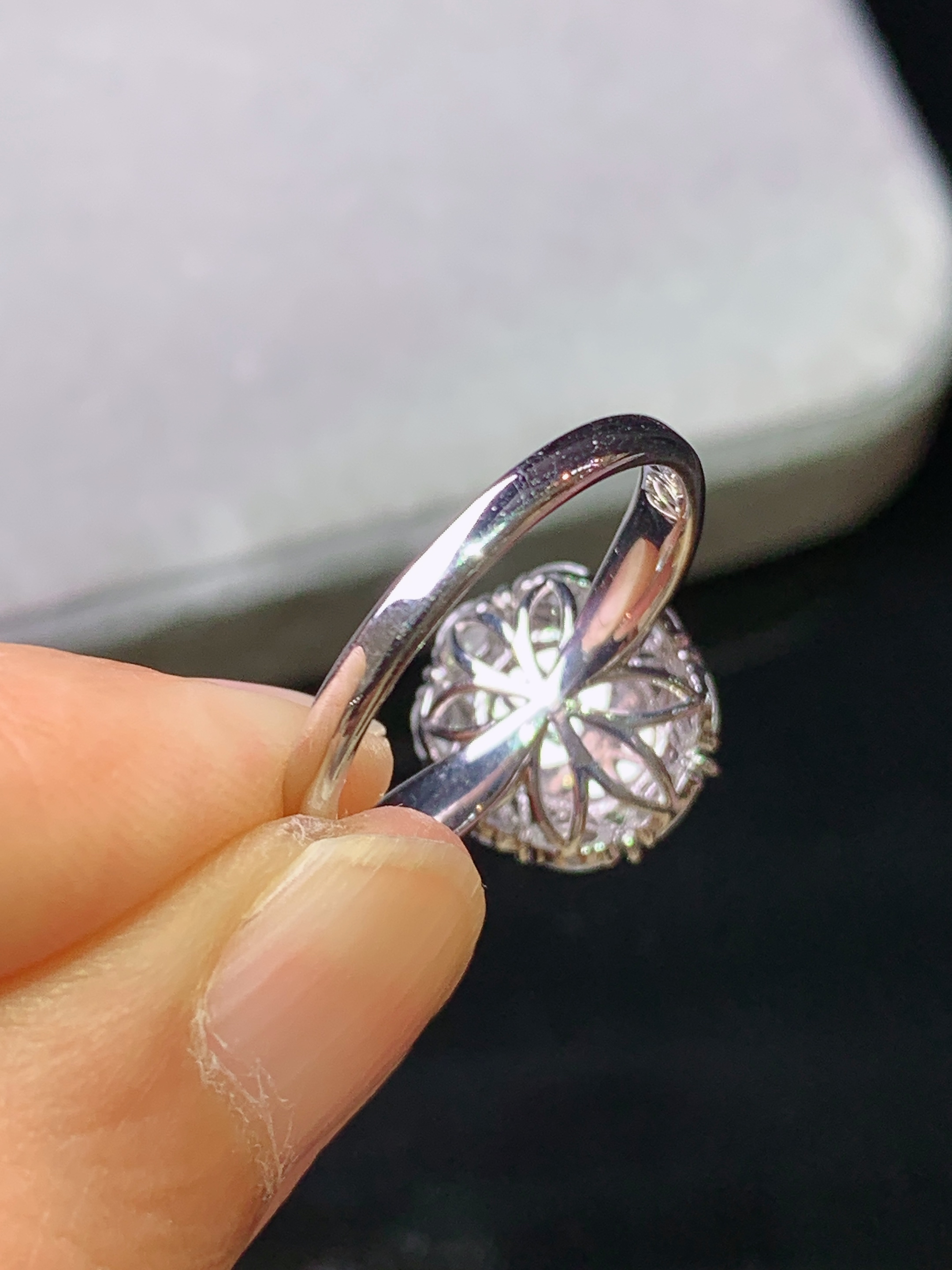 18k金钻镶嵌满绿蛋面戒指 玉质细腻 色泽艳丽清新 水润亮眼 圈口13.5 整体尺寸12.2*11.5*9.3g1