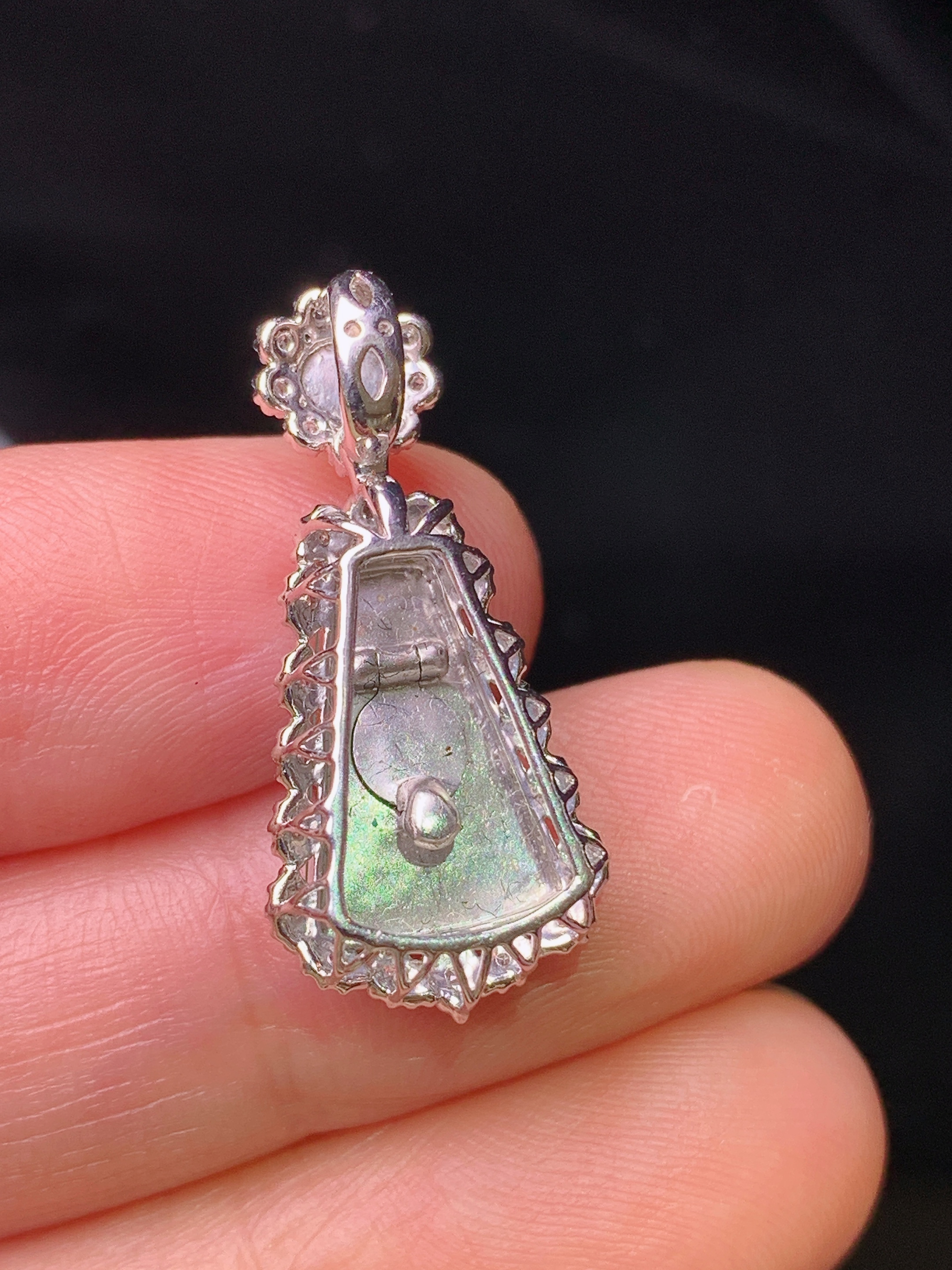 18k金钻镶嵌翠绿无事牌吊坠 玉质细腻 色泽艳丽 整体尺寸26.5*12.2*7x2